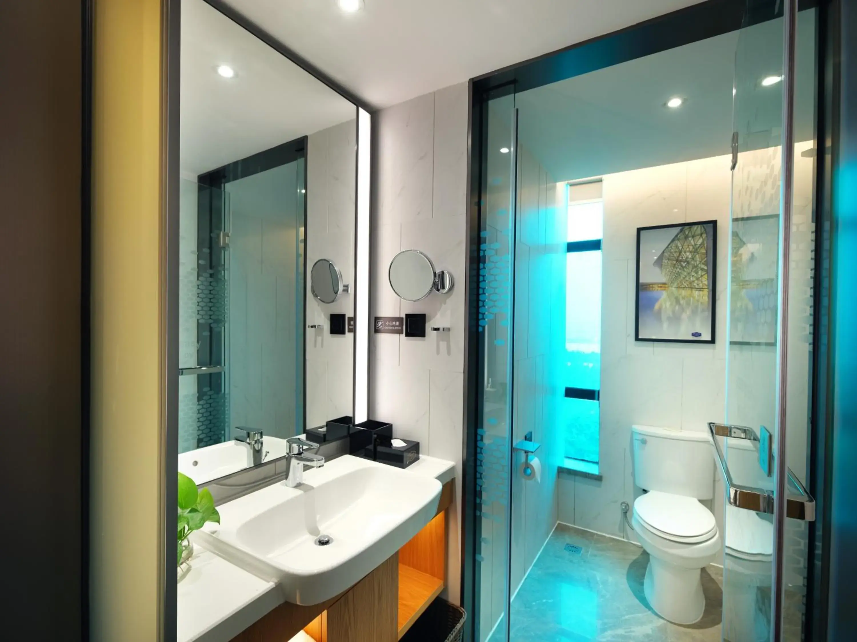 Deluxe Twin Bed Room in Hampton by Hilton Guangzhou Tianhe Sports Center-Free Shuttle Bus to Exhibition During Canton Fair Period Deluxe Twin Bed Room in Hampton by Hilton Guangzhou Tianhe Sports Center-Free Shuttle Bus to Exhibition During Canton Fair Period