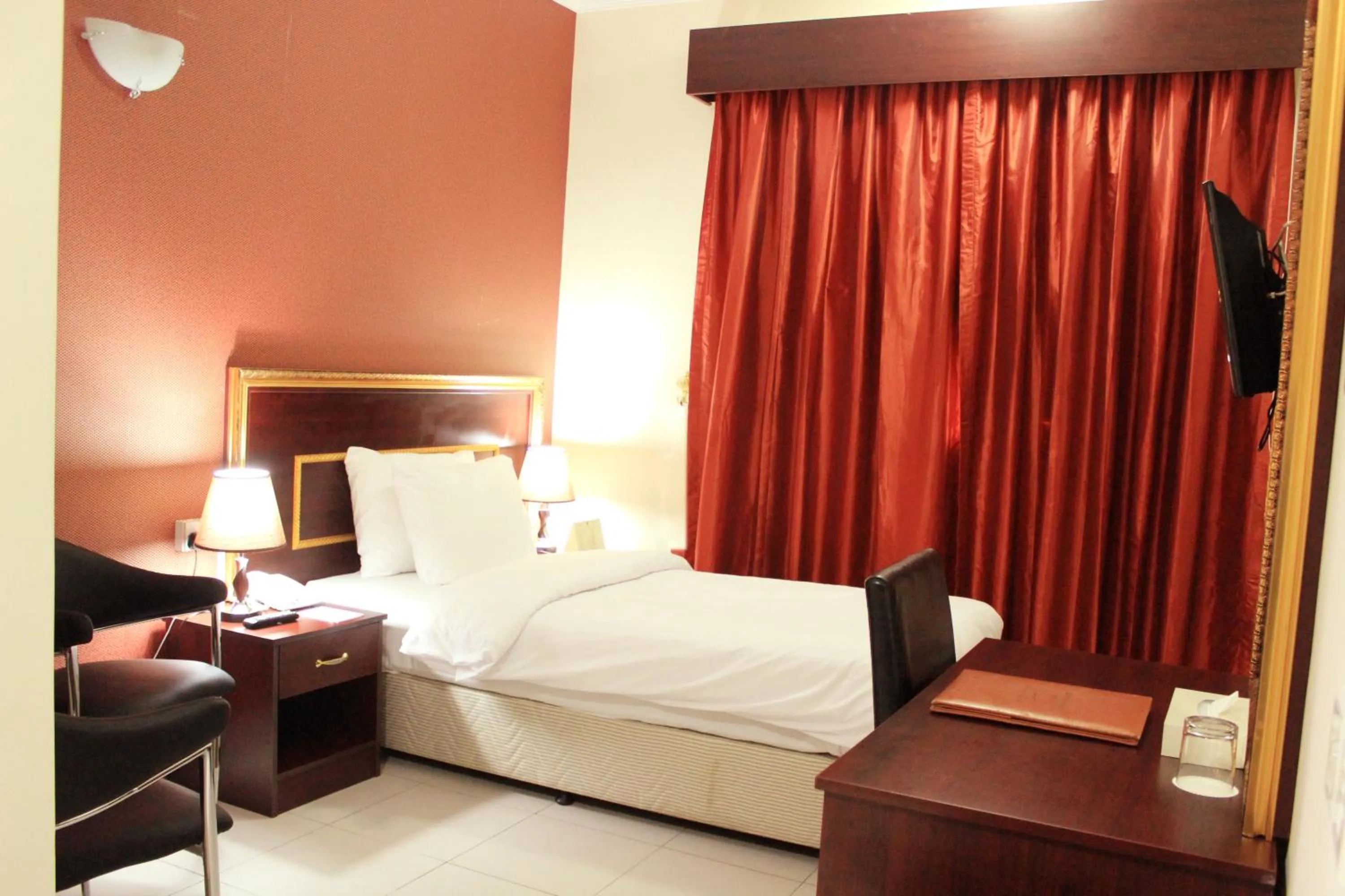 Bedroom, Bed in Montreal Naif Hotel