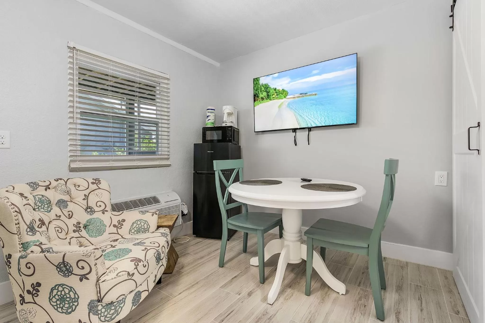 Seating area in Matlacha on Shoreview