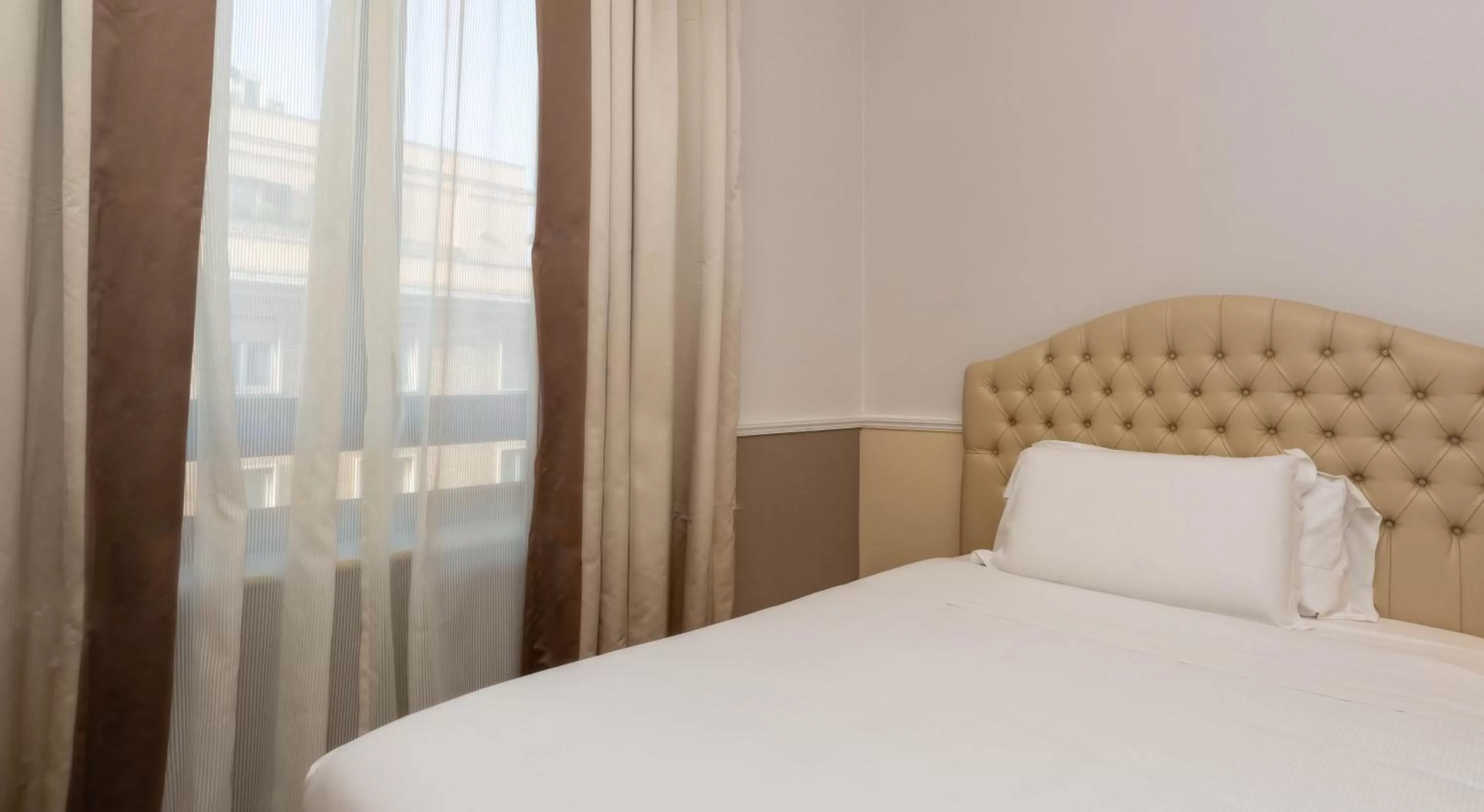 Bed in Radisson Blu GHR Rome