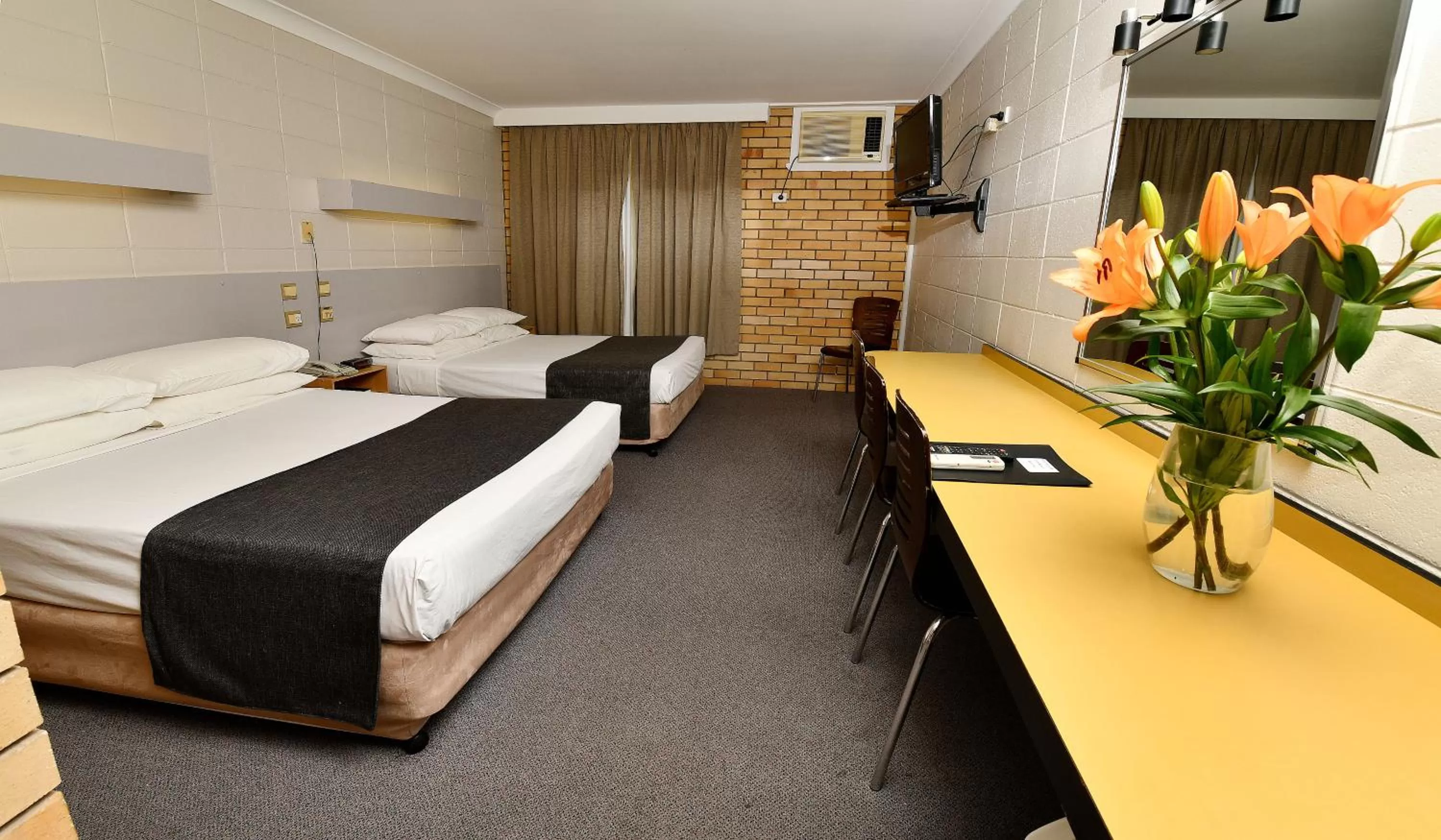 Photo of the whole room, Bed in Burke and Wills Motor Inn