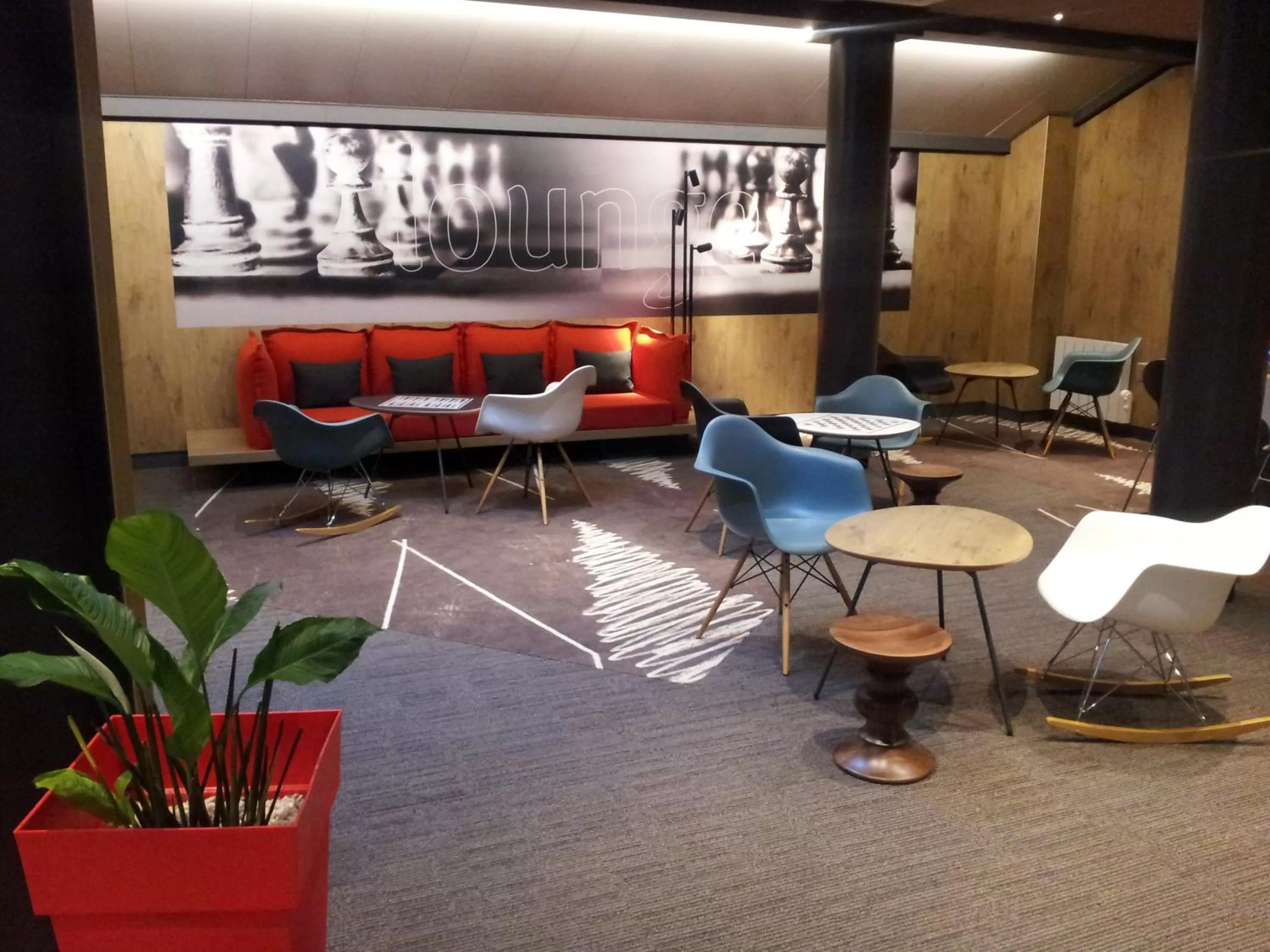 Communal lounge/ TV room in ibis Saint Dizier