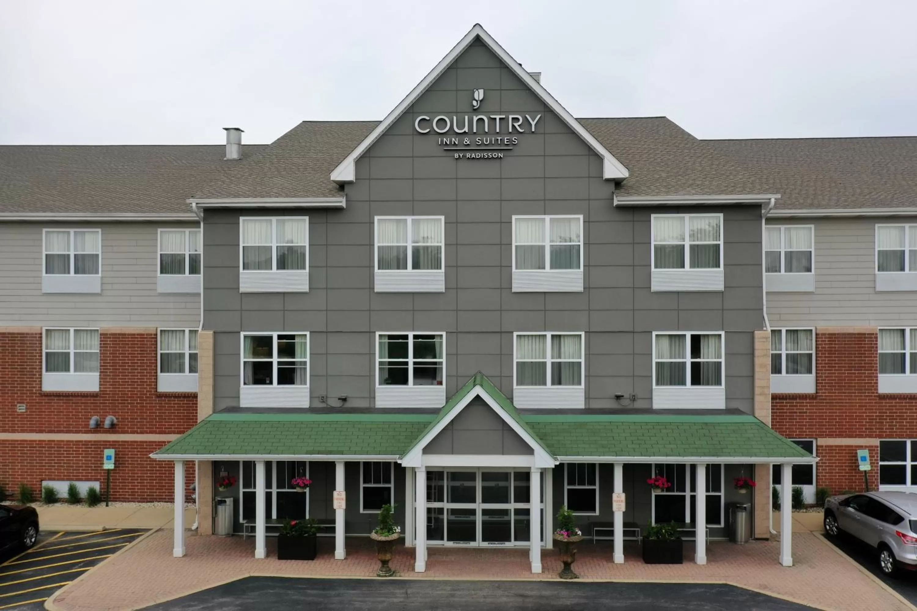Property building in Country Inn & Suites by Radisson, Crystal Lake, IL