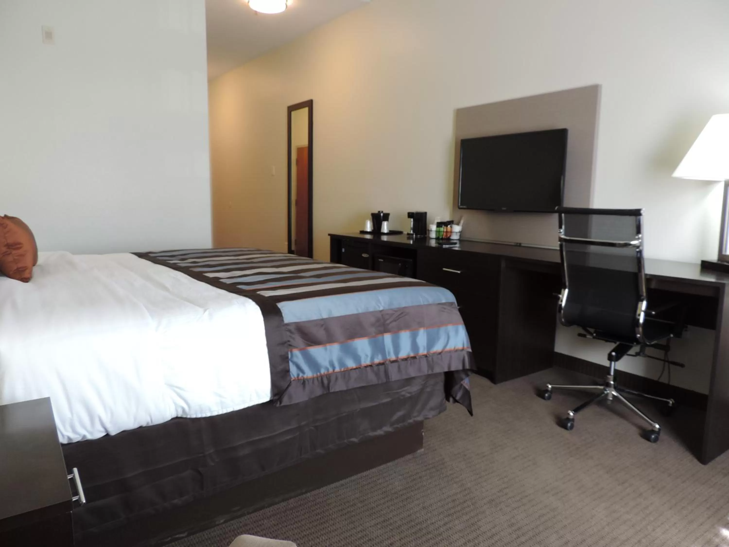 Photo of the whole room in Wingate by Wyndham Bowling Green