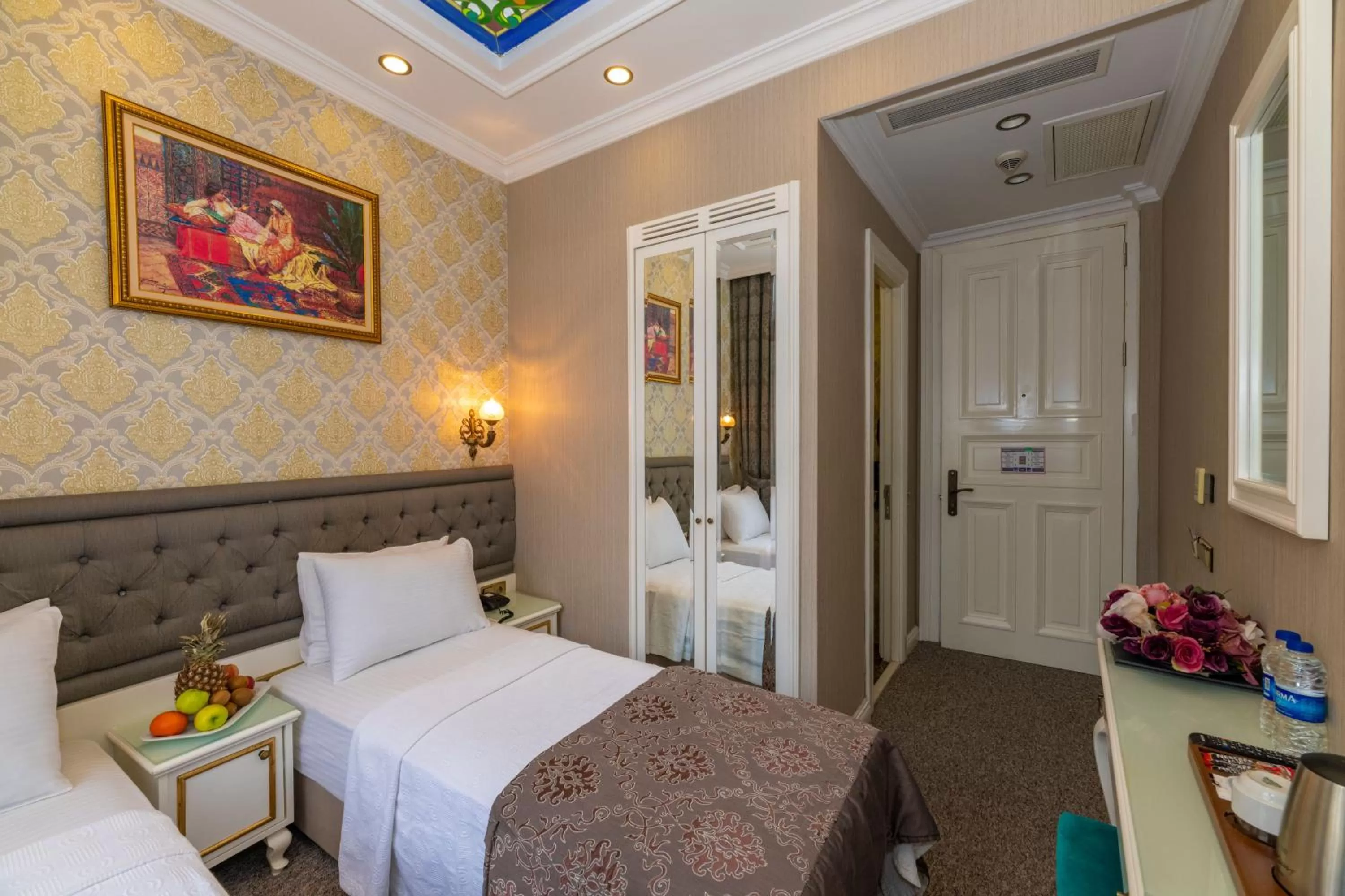 Photo of the whole room, Bed in Alpek Hotel