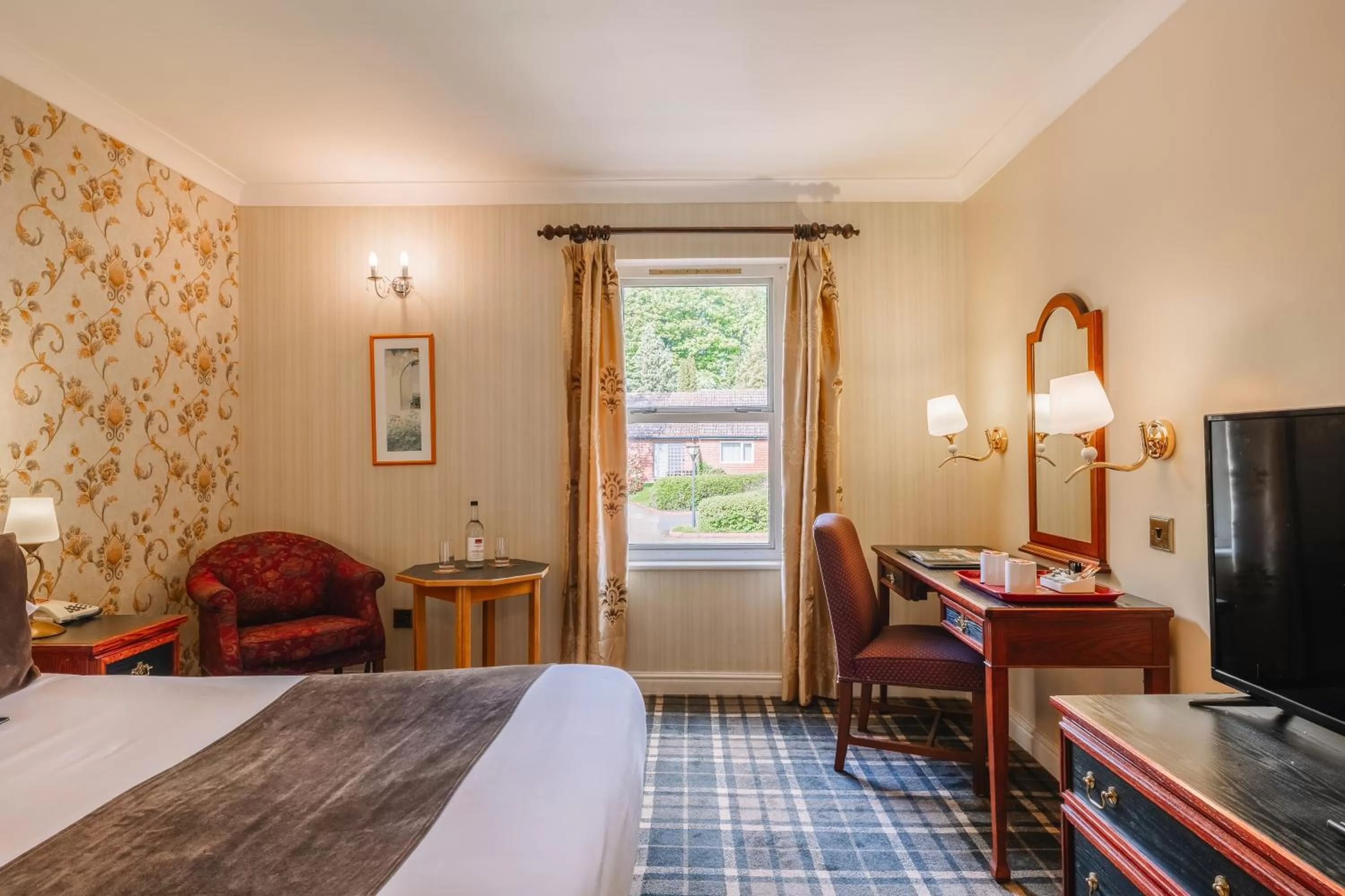 Photo of the whole room, Bed in Muthu Belstead Brook Hotel