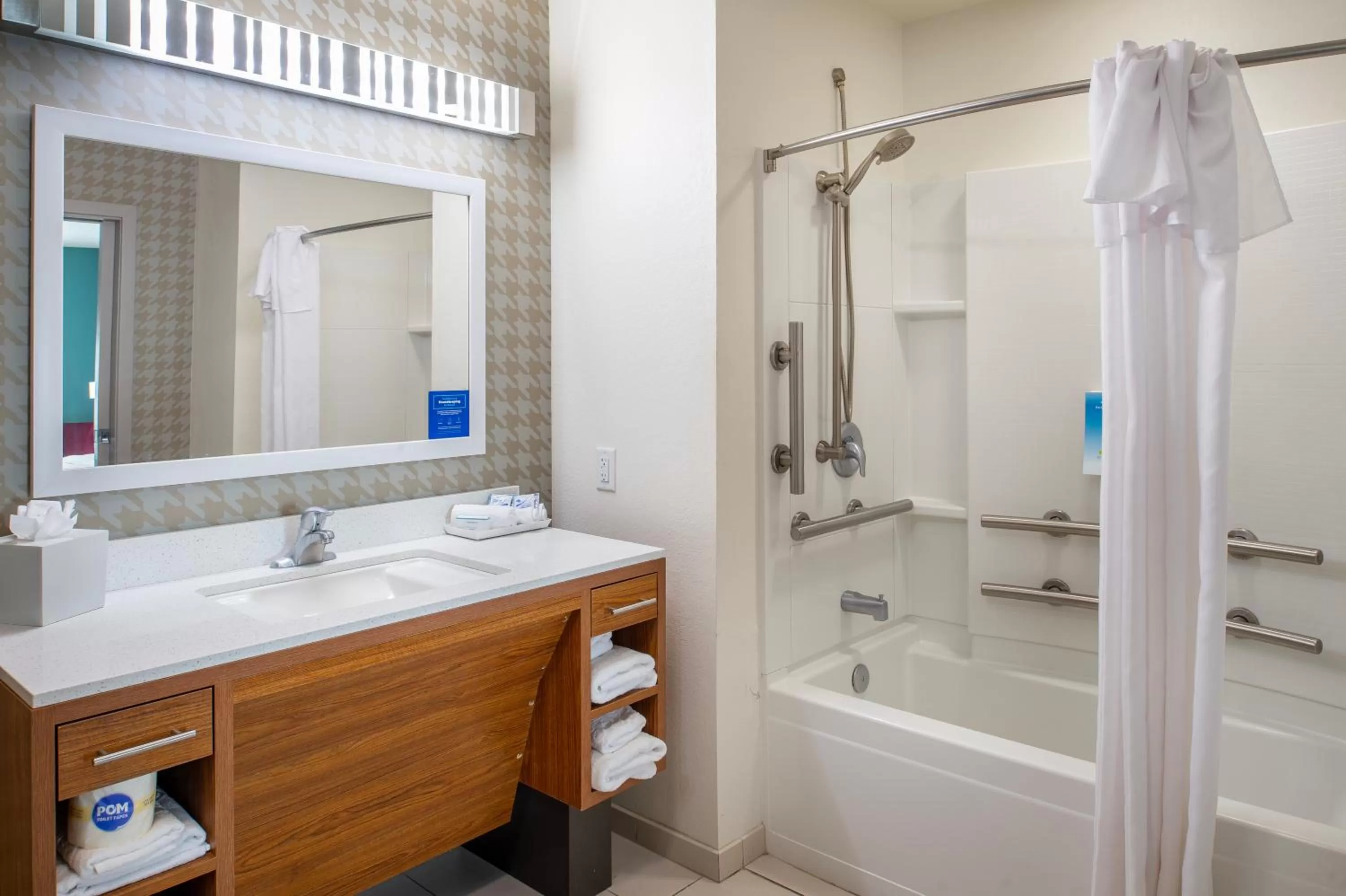 Bathroom in Home2 Suites St. Louis / Forest Park