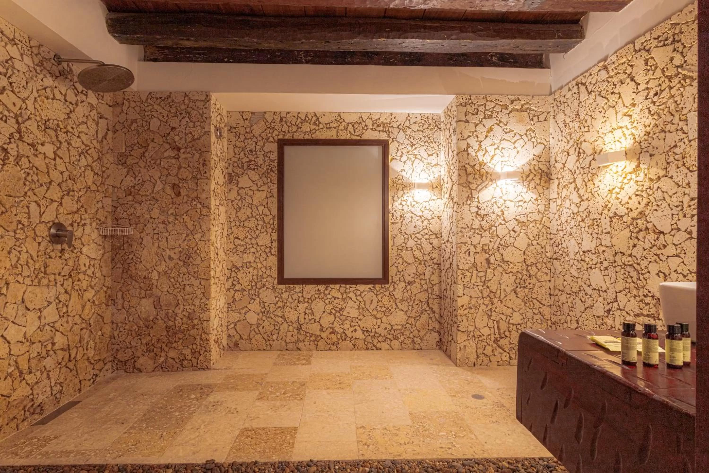 Shower in Soy Local Insignia