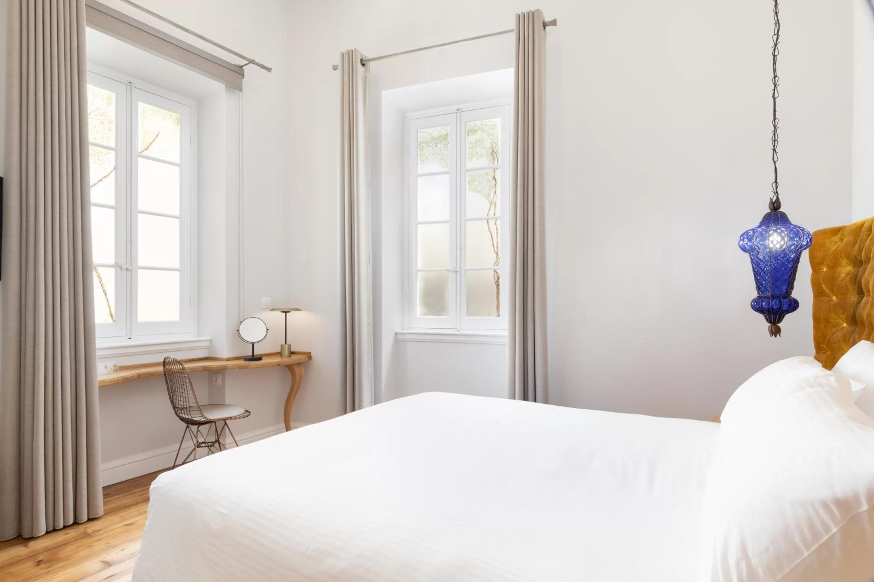 Seating area, Bed in Acanthus blue