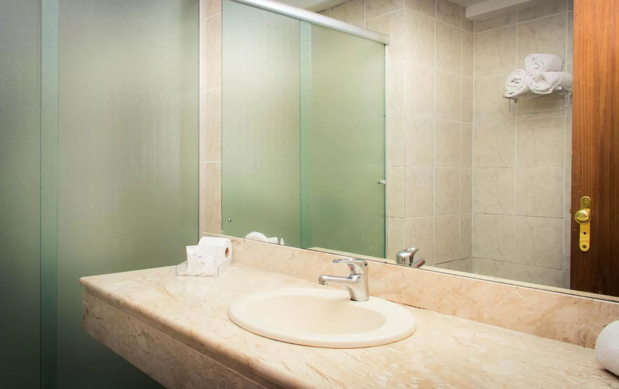 Bathroom in Embaixador Hotel & Centro de Eventos by Fast10