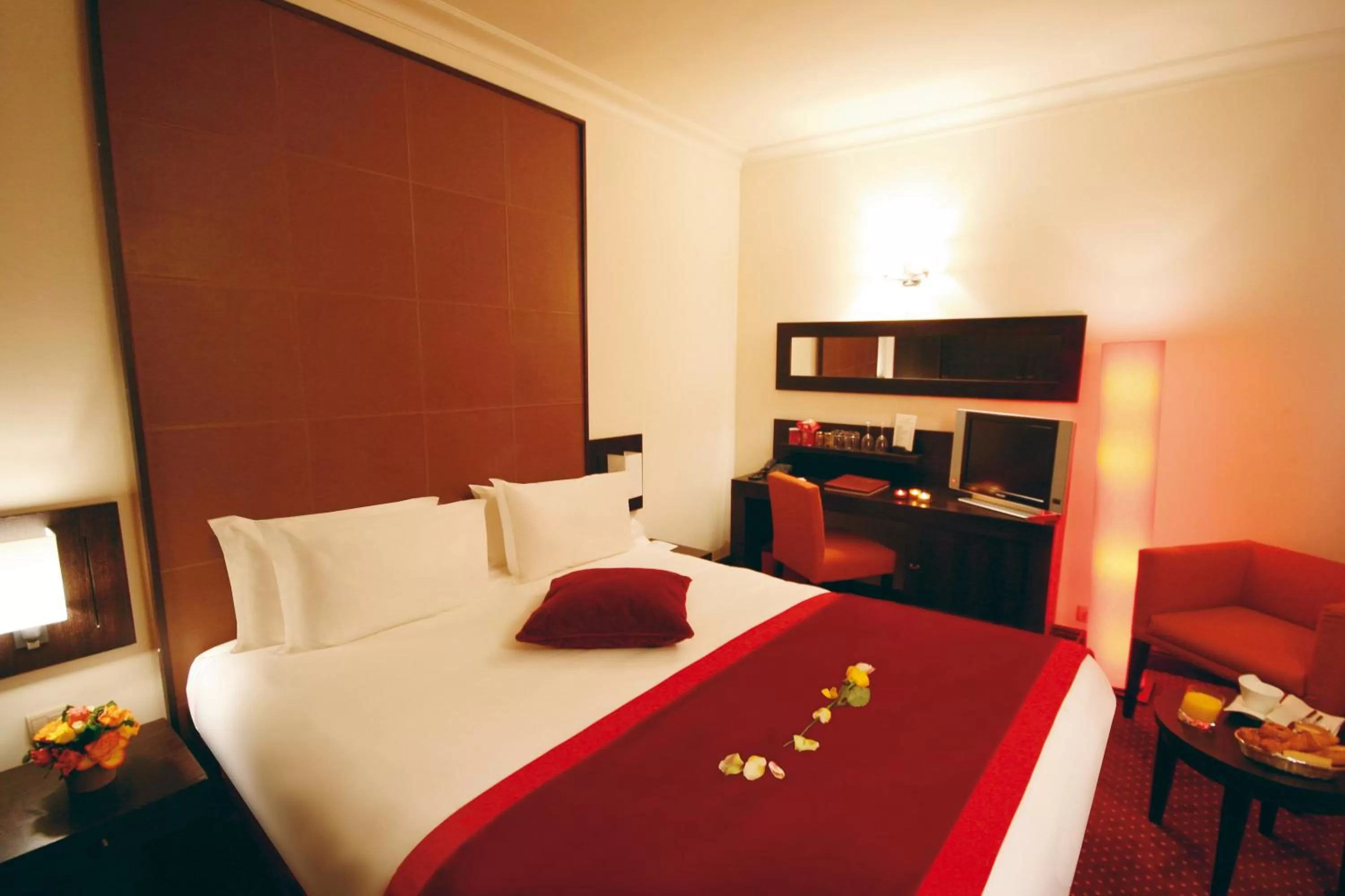 Bed in Westside Arc de Triomphe Hotel