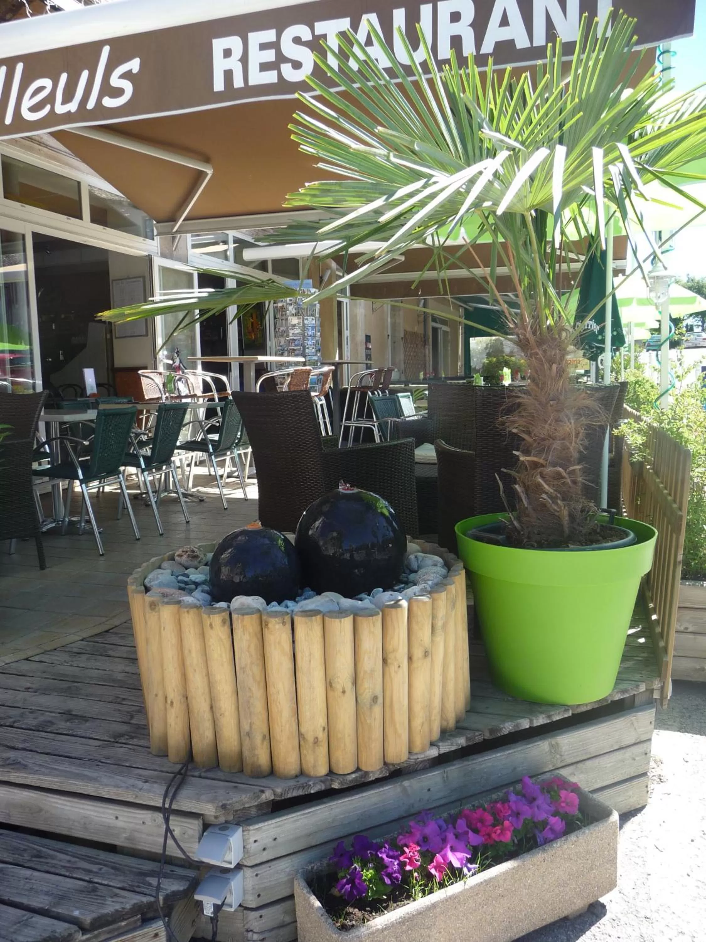 Facade/entrance in Hôtel Les Tilleuls de Pareloup à Salles-Curan