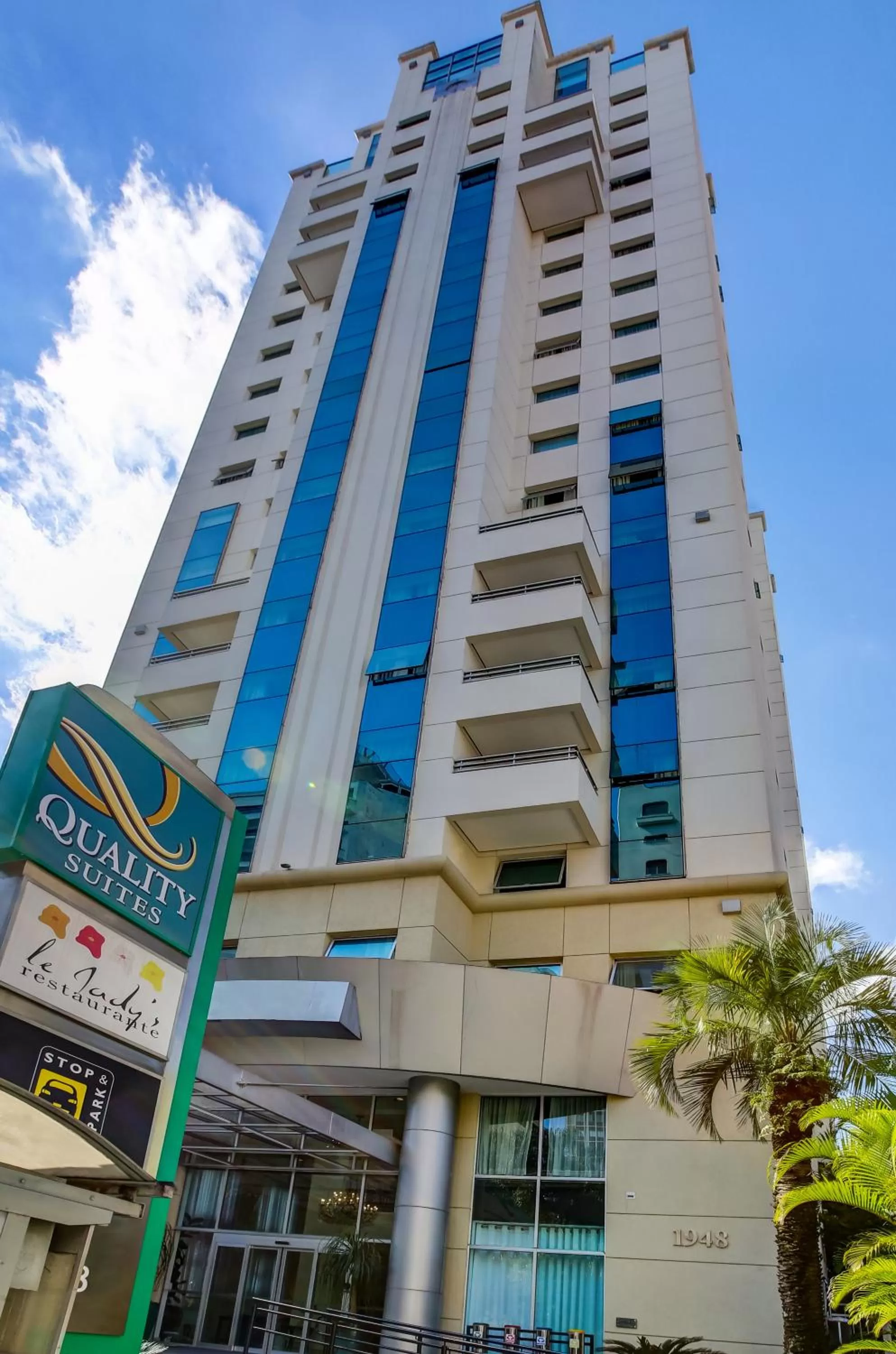 Property building in Quality Suítes Oscar Freire