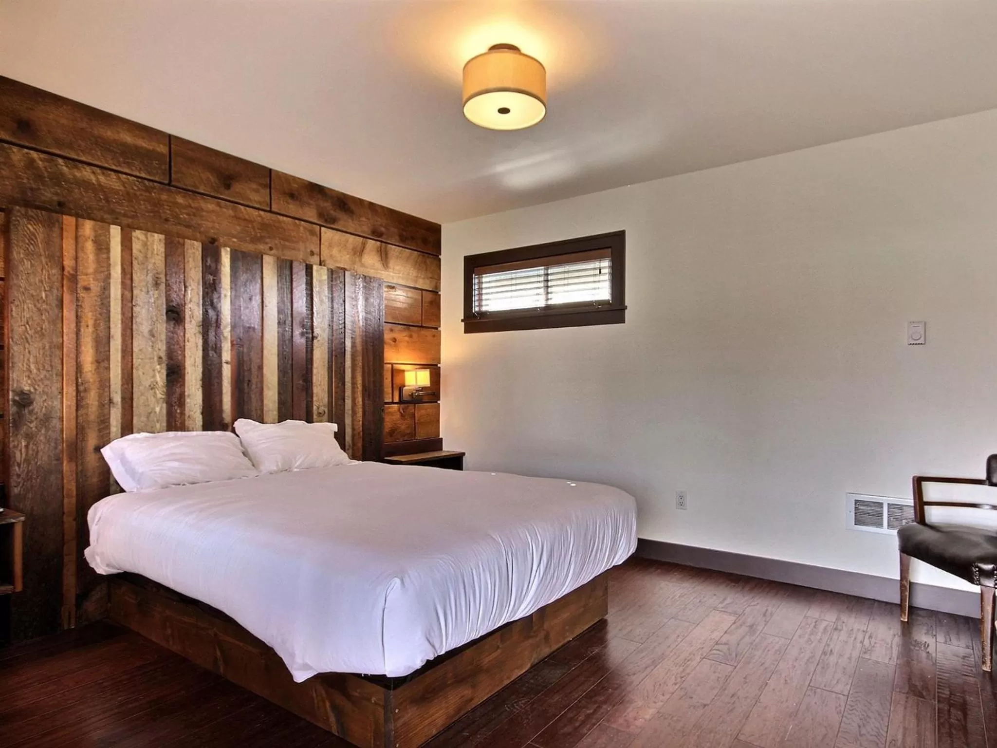 Bed in Pitchwood Inn