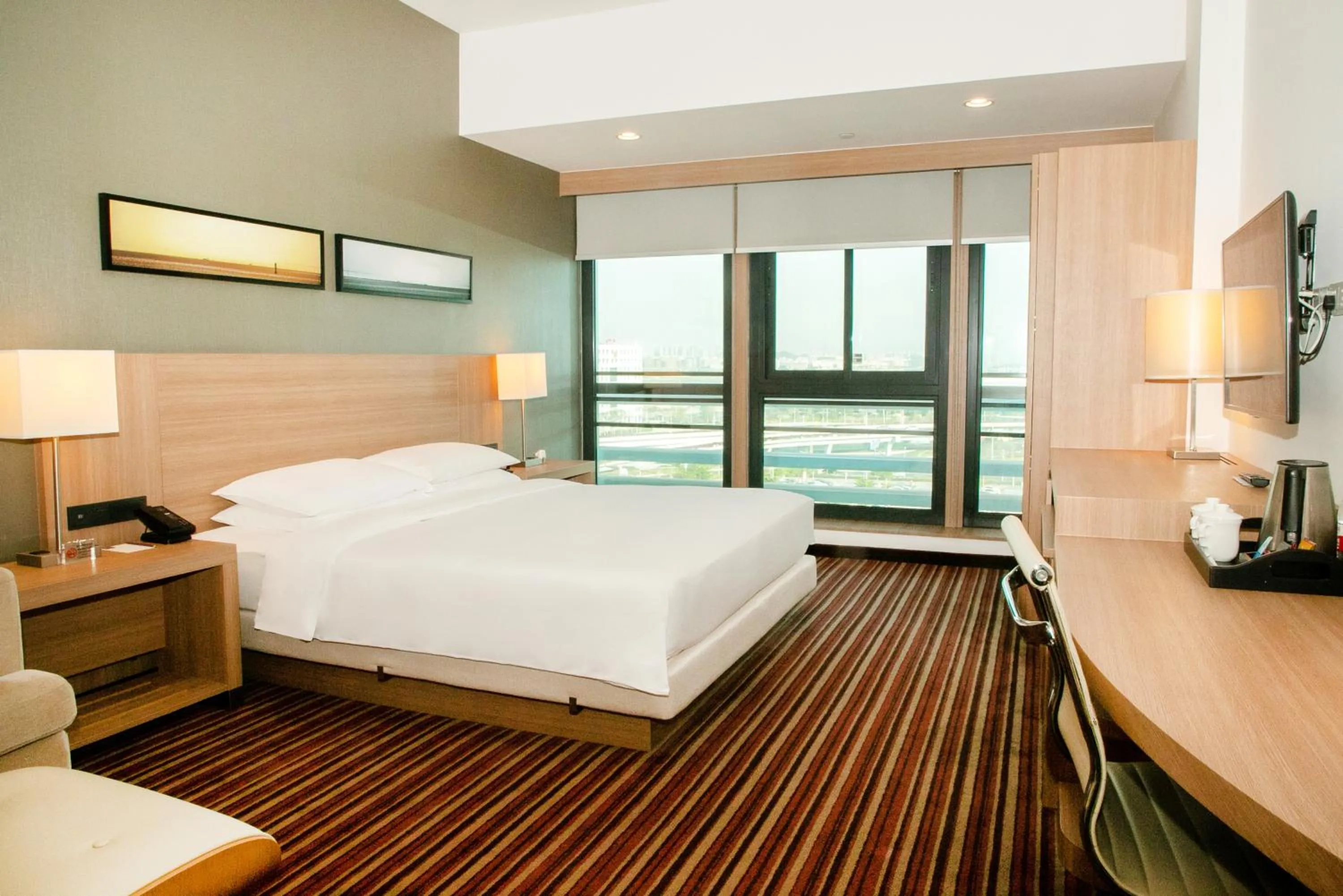 Photo of the whole room, Bed in Hyatt Place Shenzhen Airport