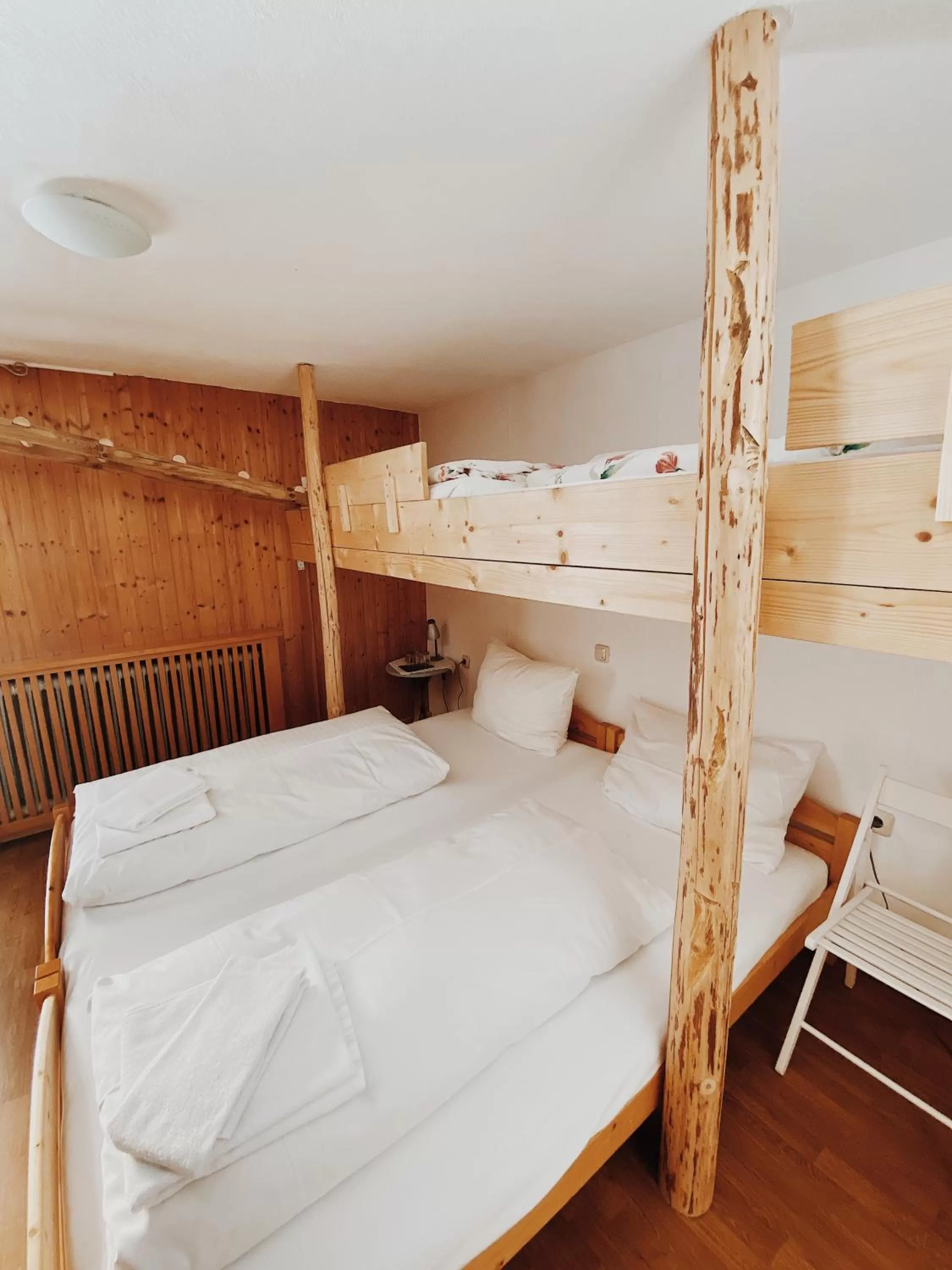 Photo of the whole room, Bed in s´Amagmach