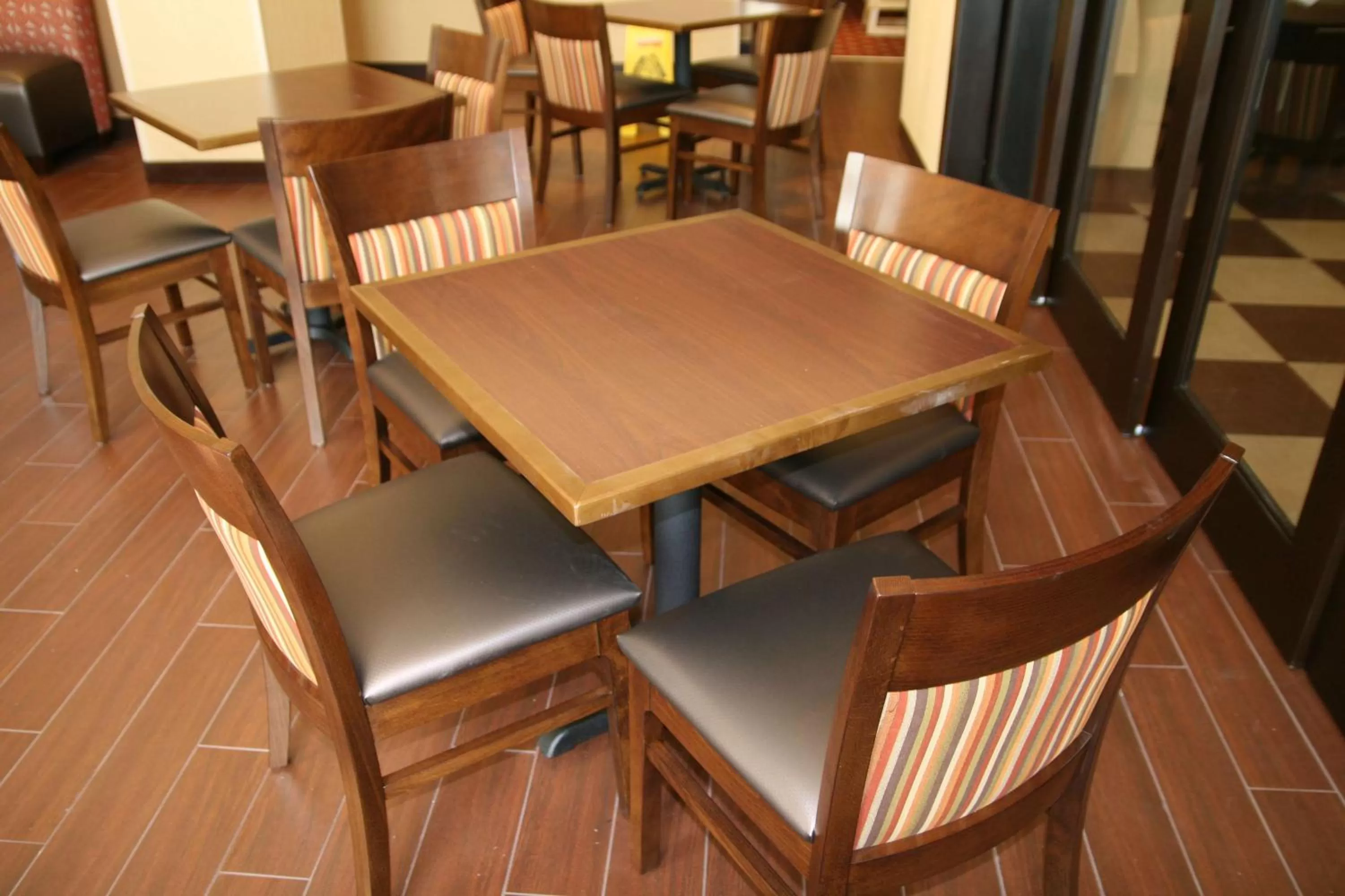 Dining area in Hampton Inn & Suites Oxford-Anniston