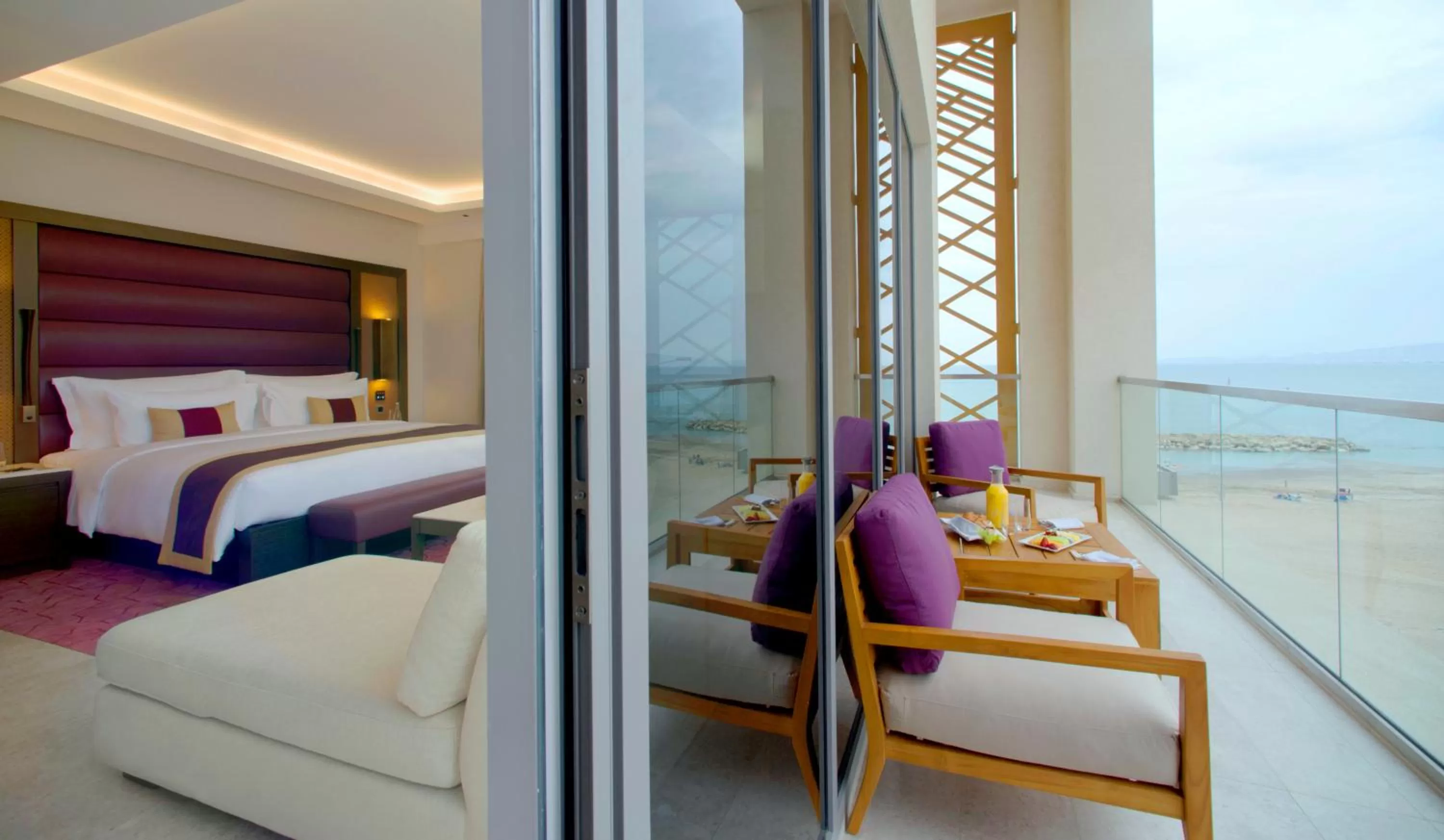 Balcony/Terrace, Bed in Kempinski Hotel Muscat