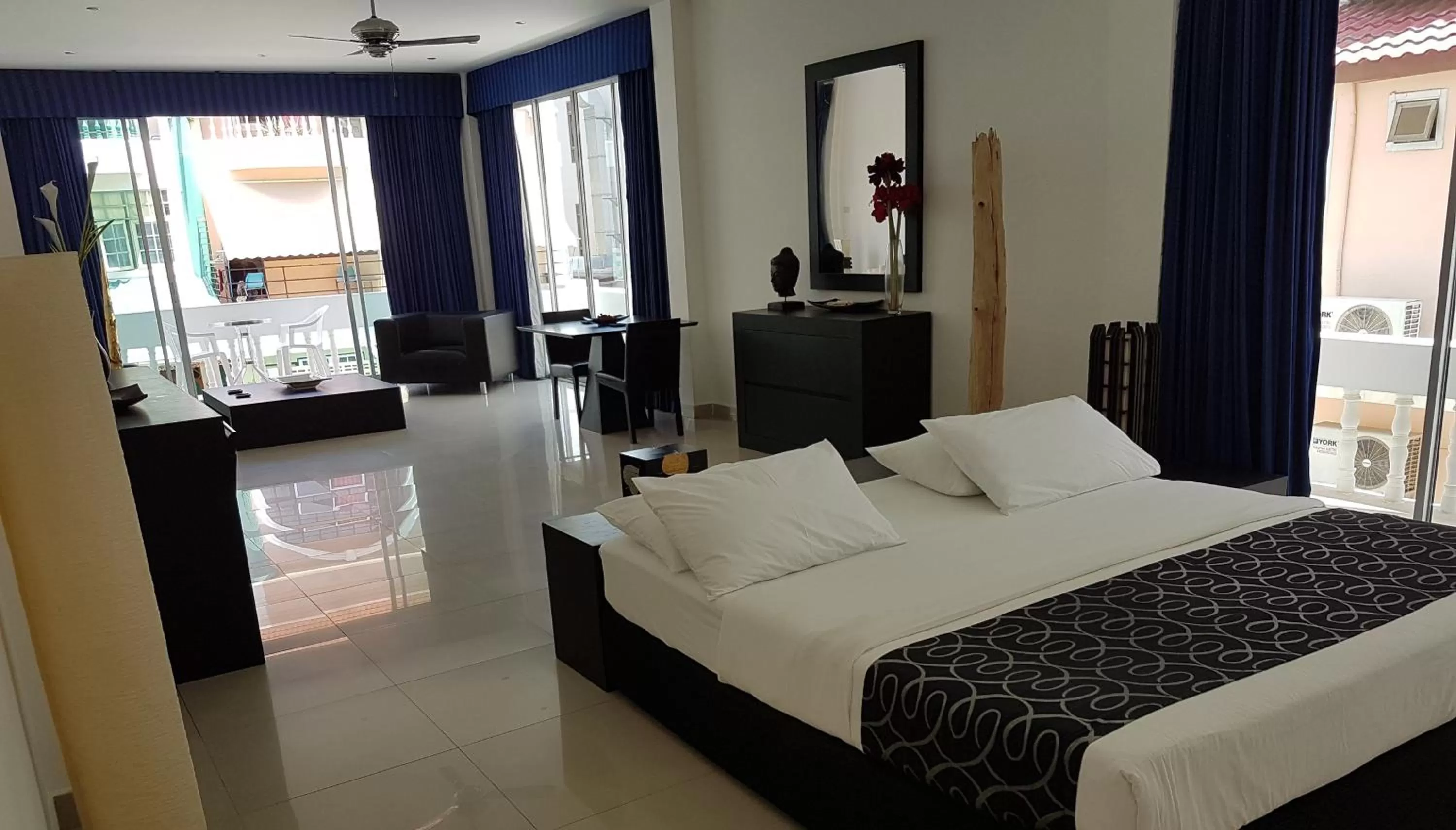 Photo of the whole room, Bed in East Suites