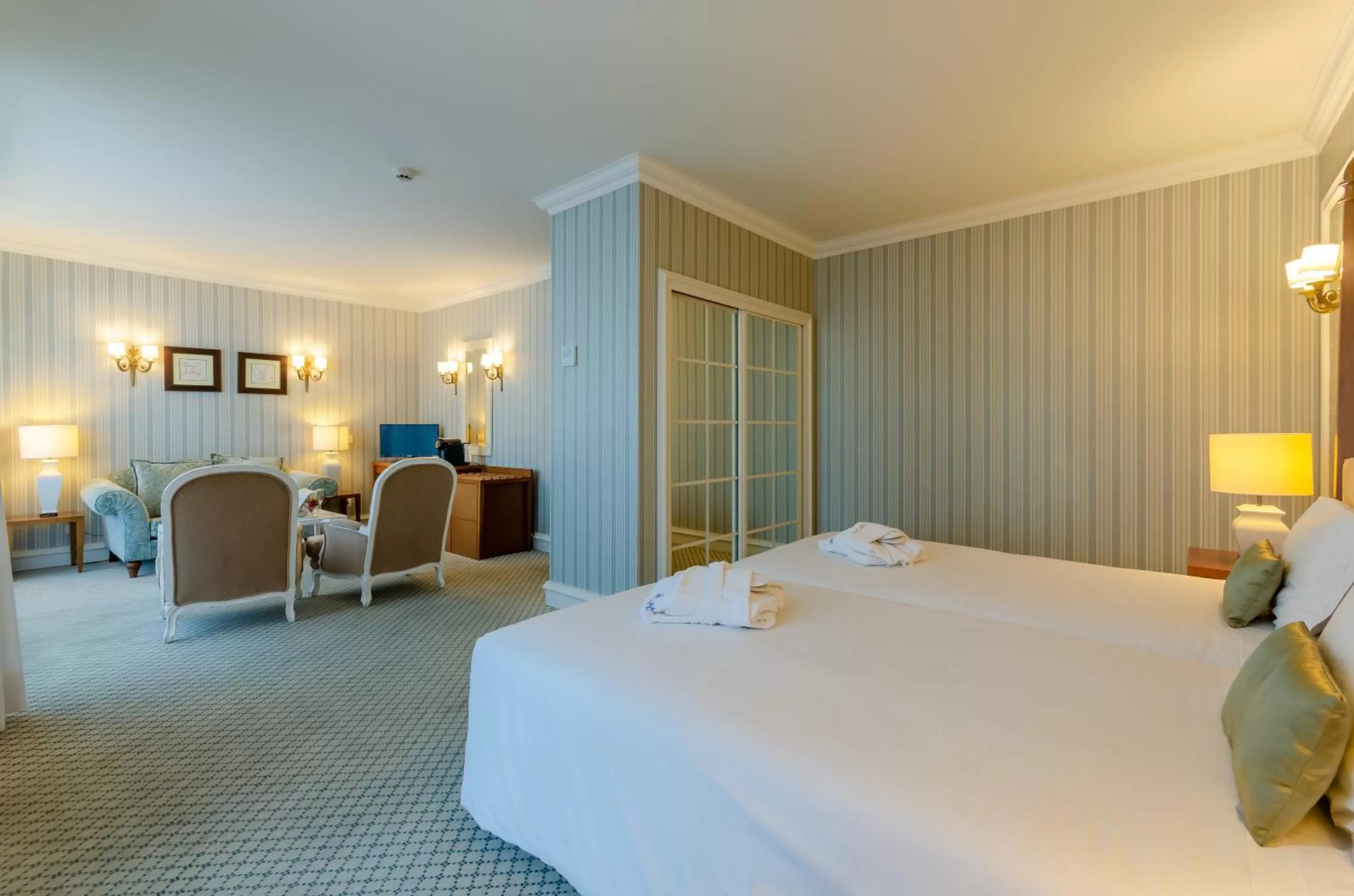 Photo of the whole room, Bed in Olissippo Castelo