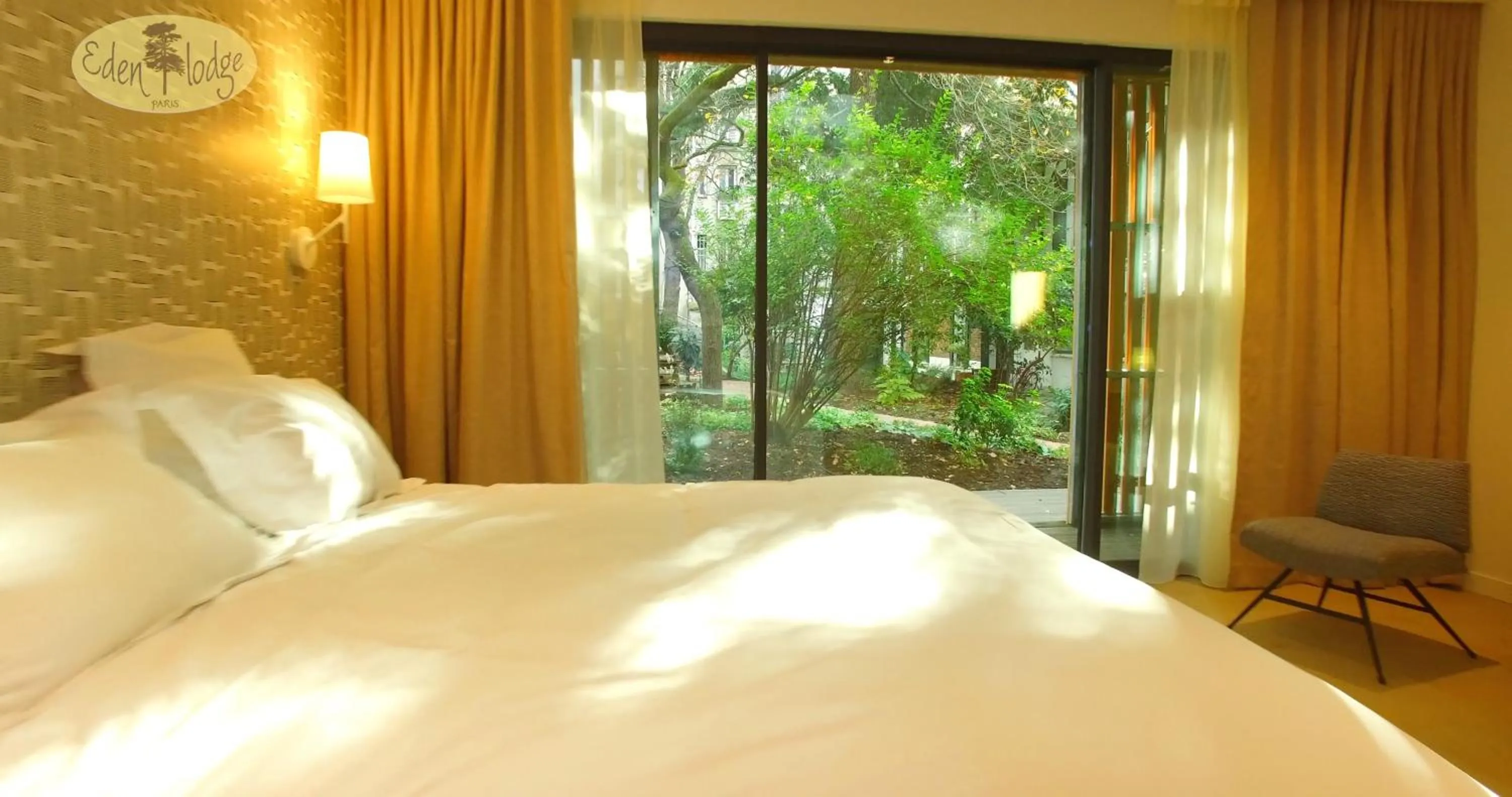 Bedroom, Bed in Eden Lodge Paris