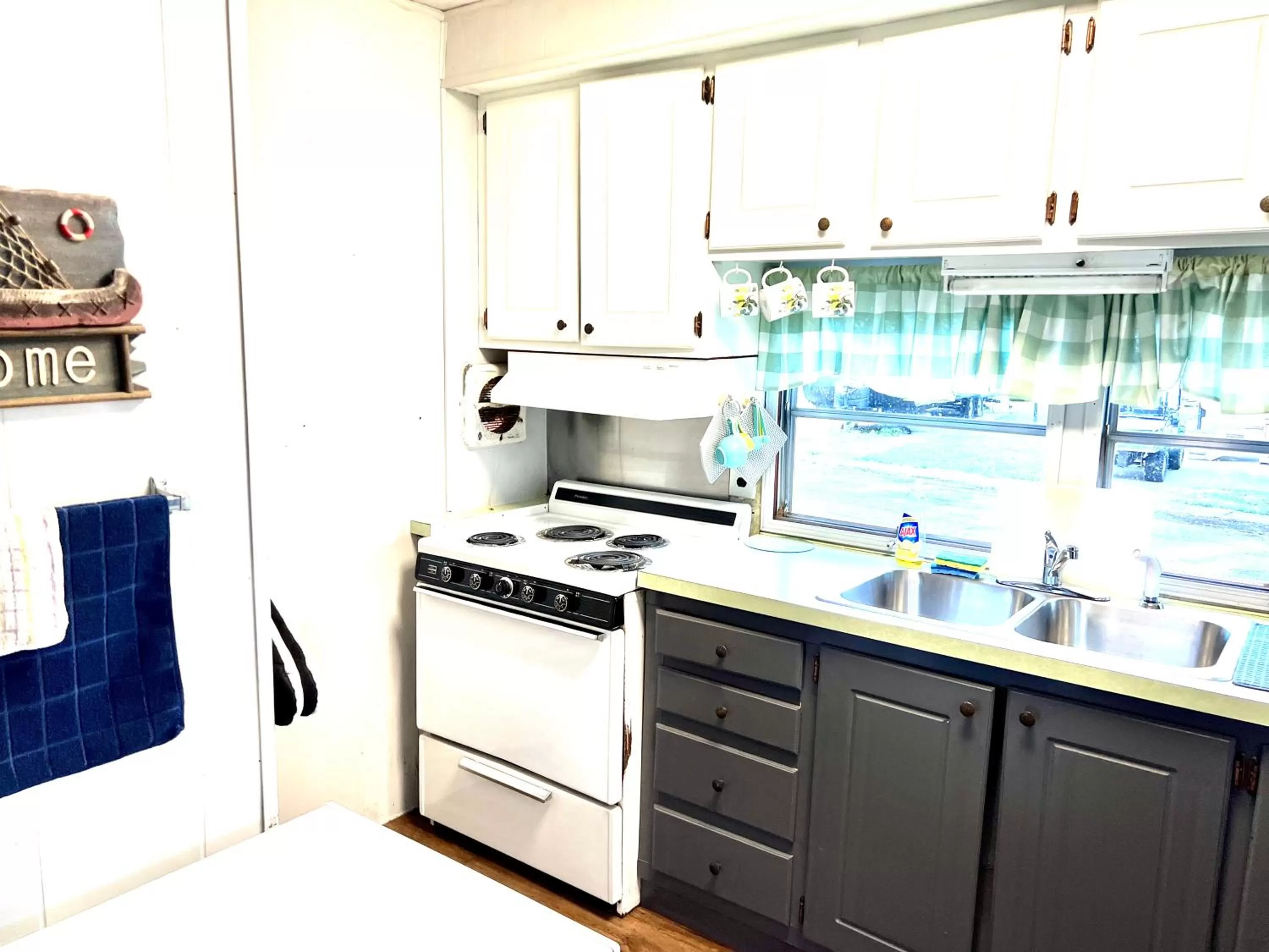 Kitchen or kitchenette in White Caps Motel and RV Park