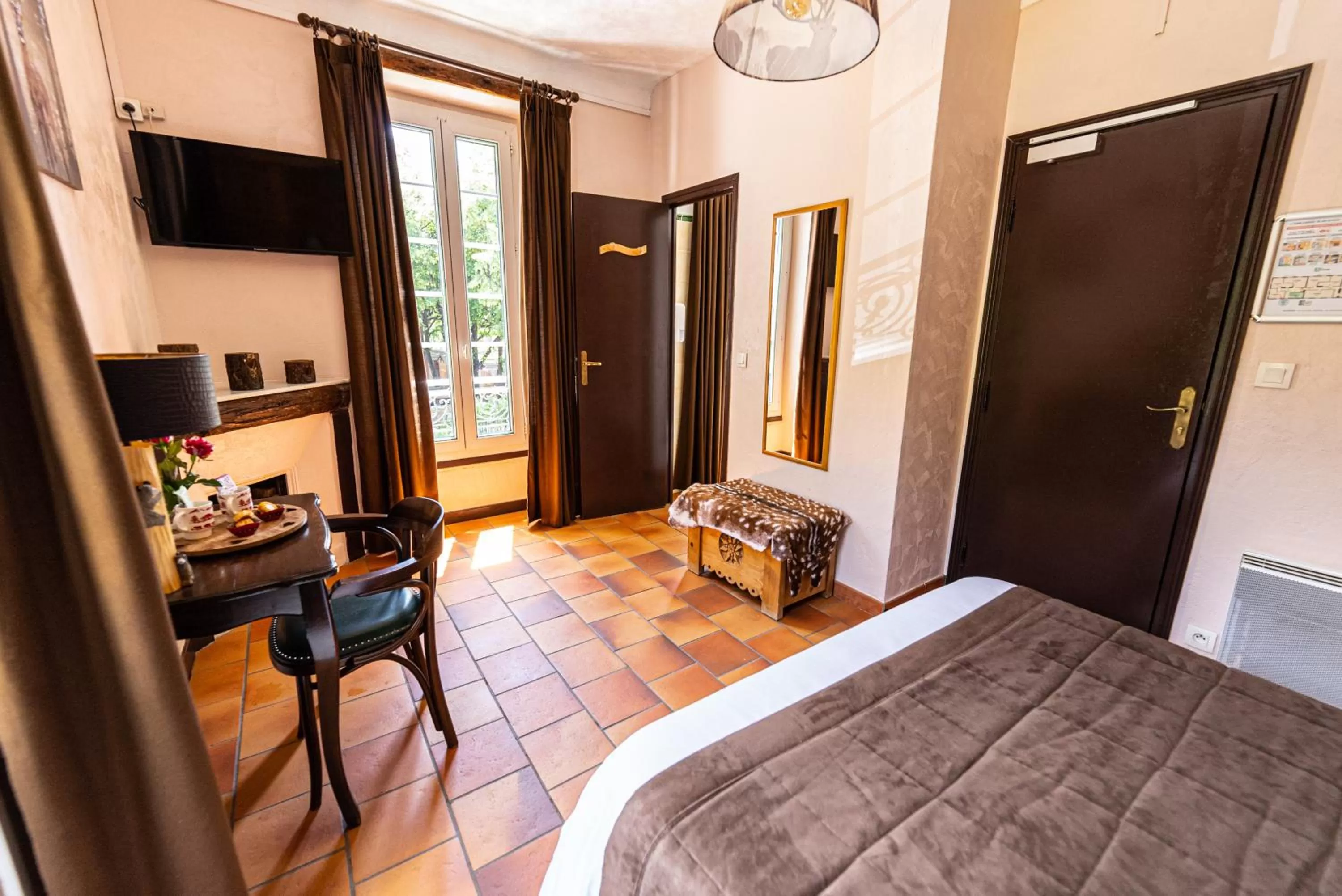 Bed in Hotel La Bonne Auberge