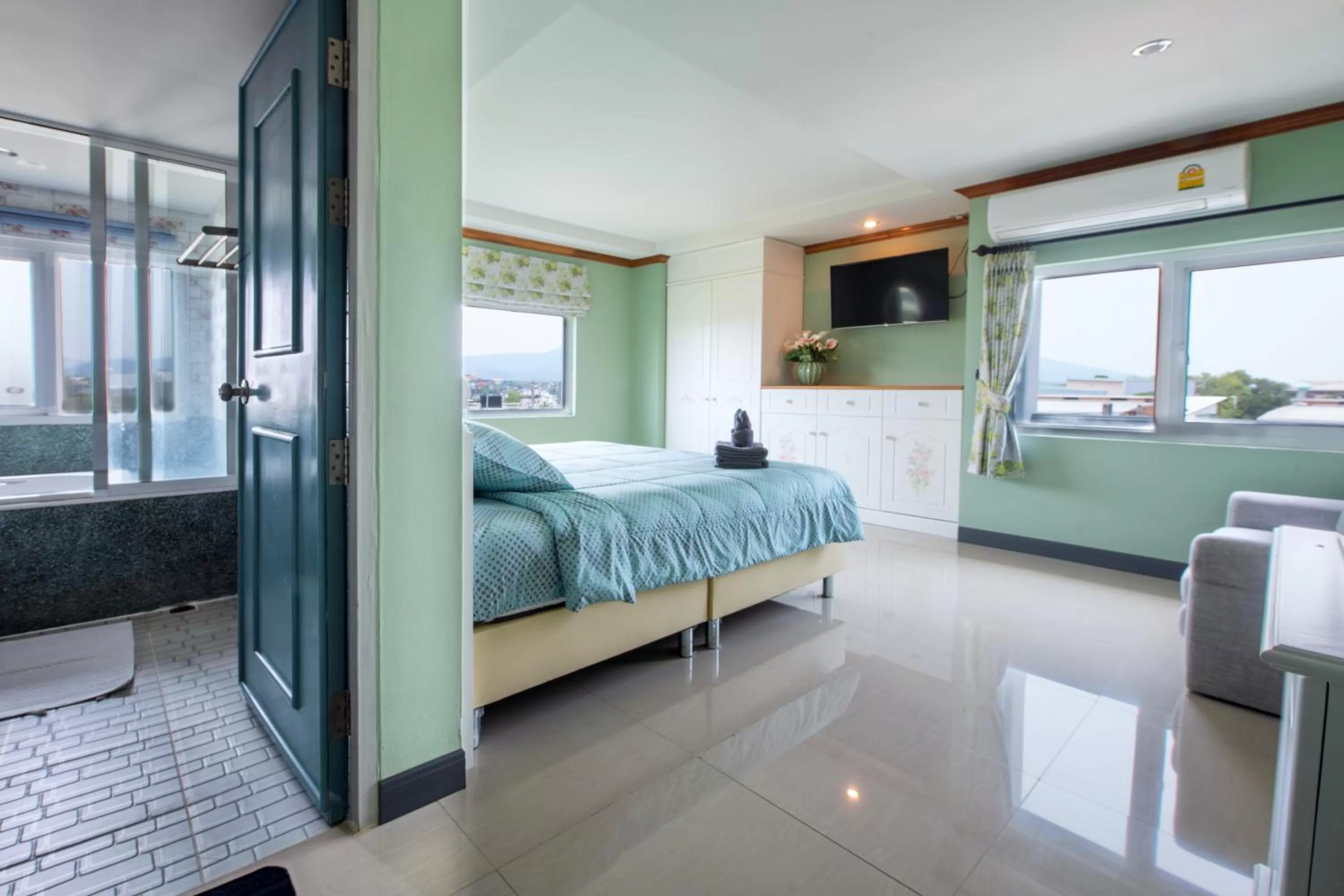 TV and multimedia, Bed in The Lilly Hotel