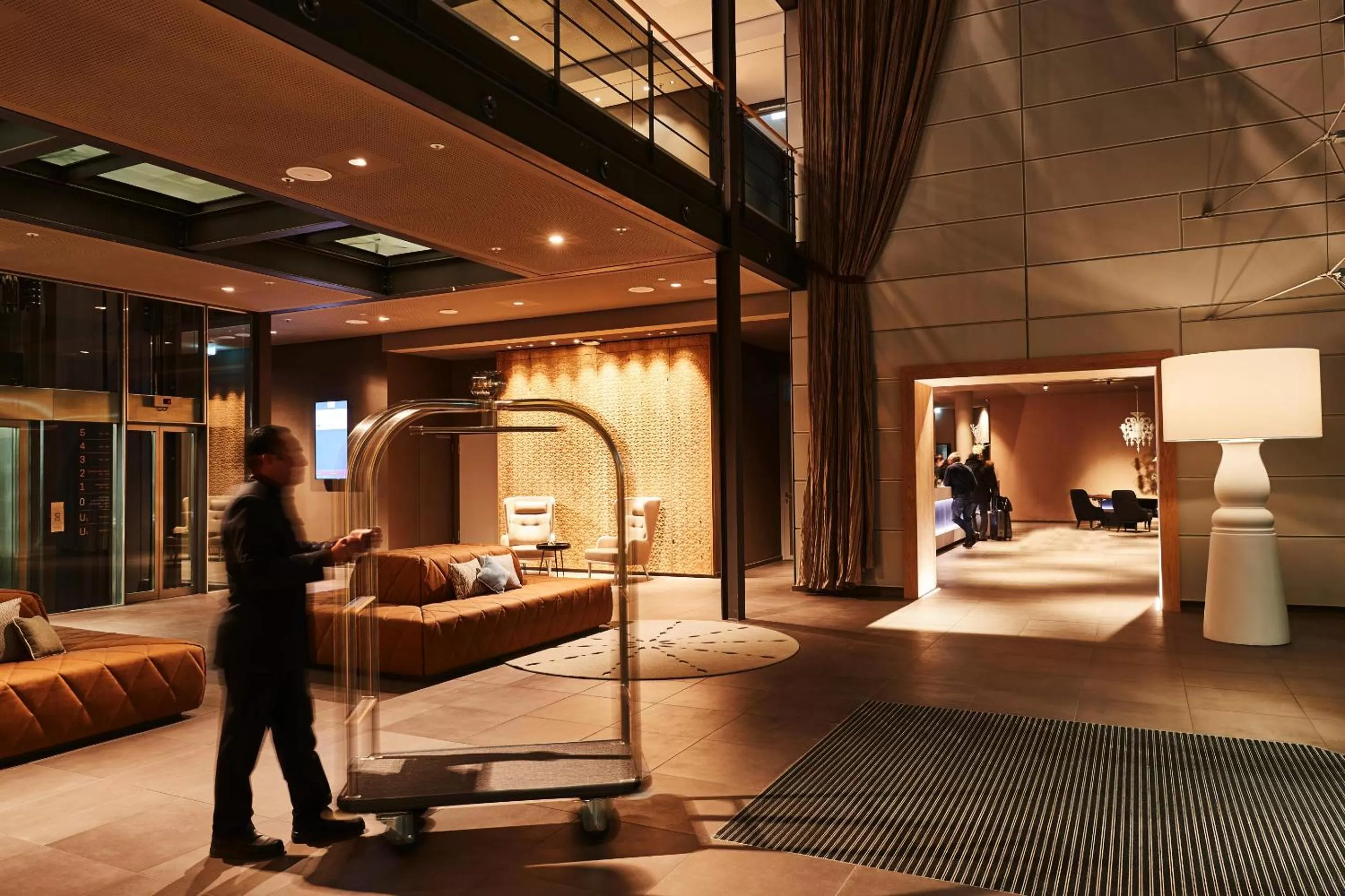 Lobby or reception, Bed in Steigenberger Hotel München