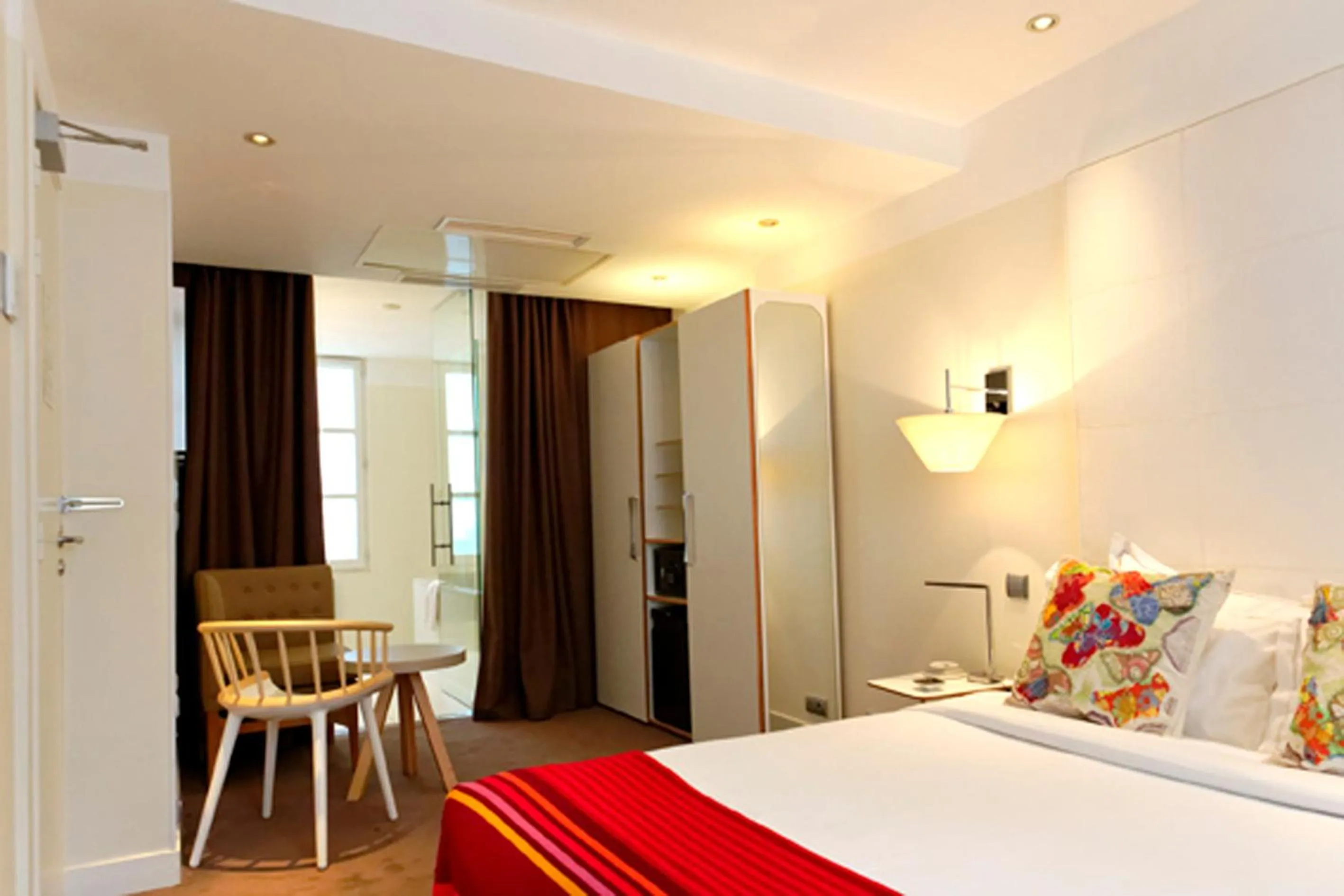 Summer, Bed in Hotel Le Placide Saint-Germain Des Prés