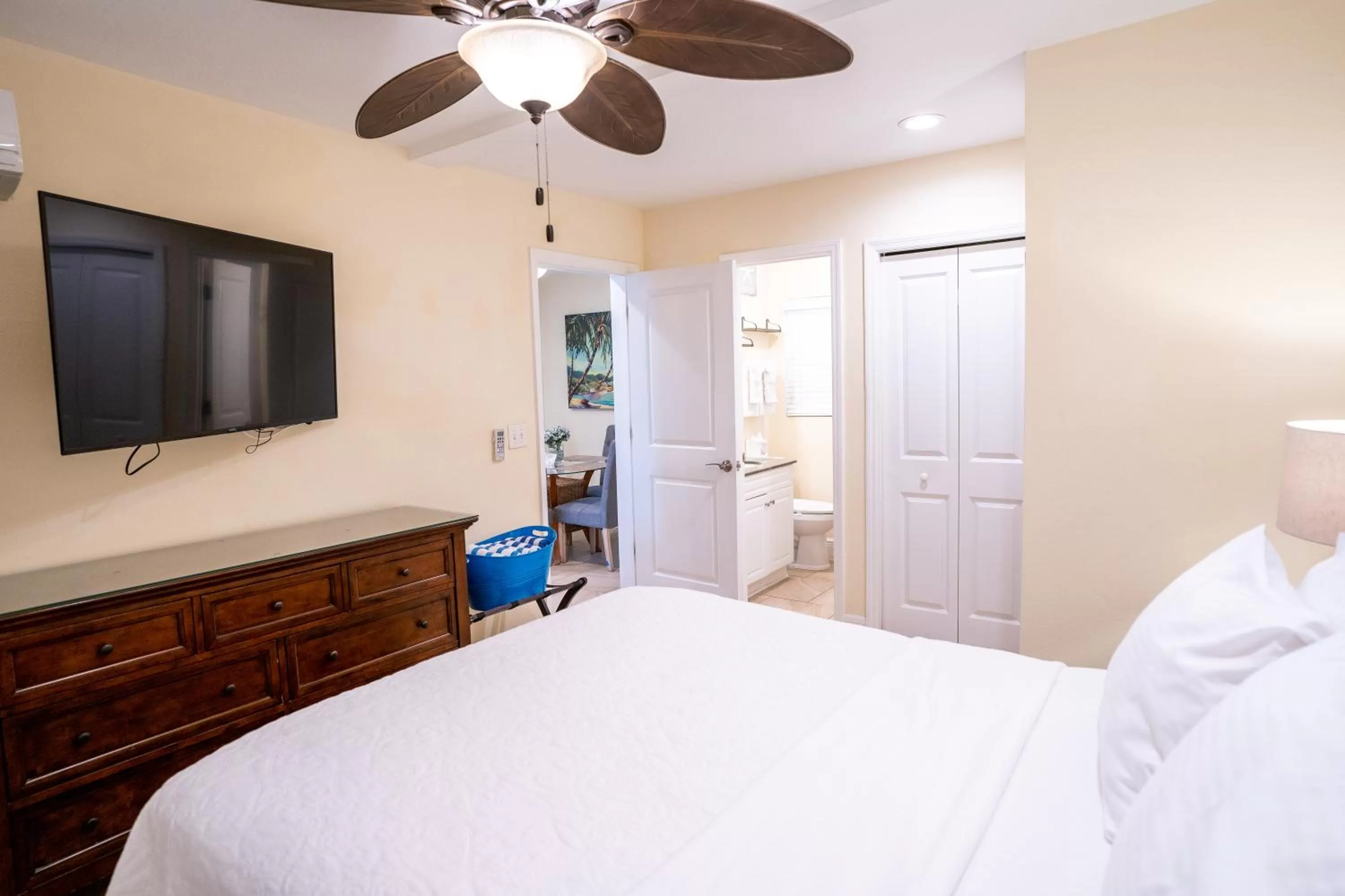 Bed in The Capri at Siesta