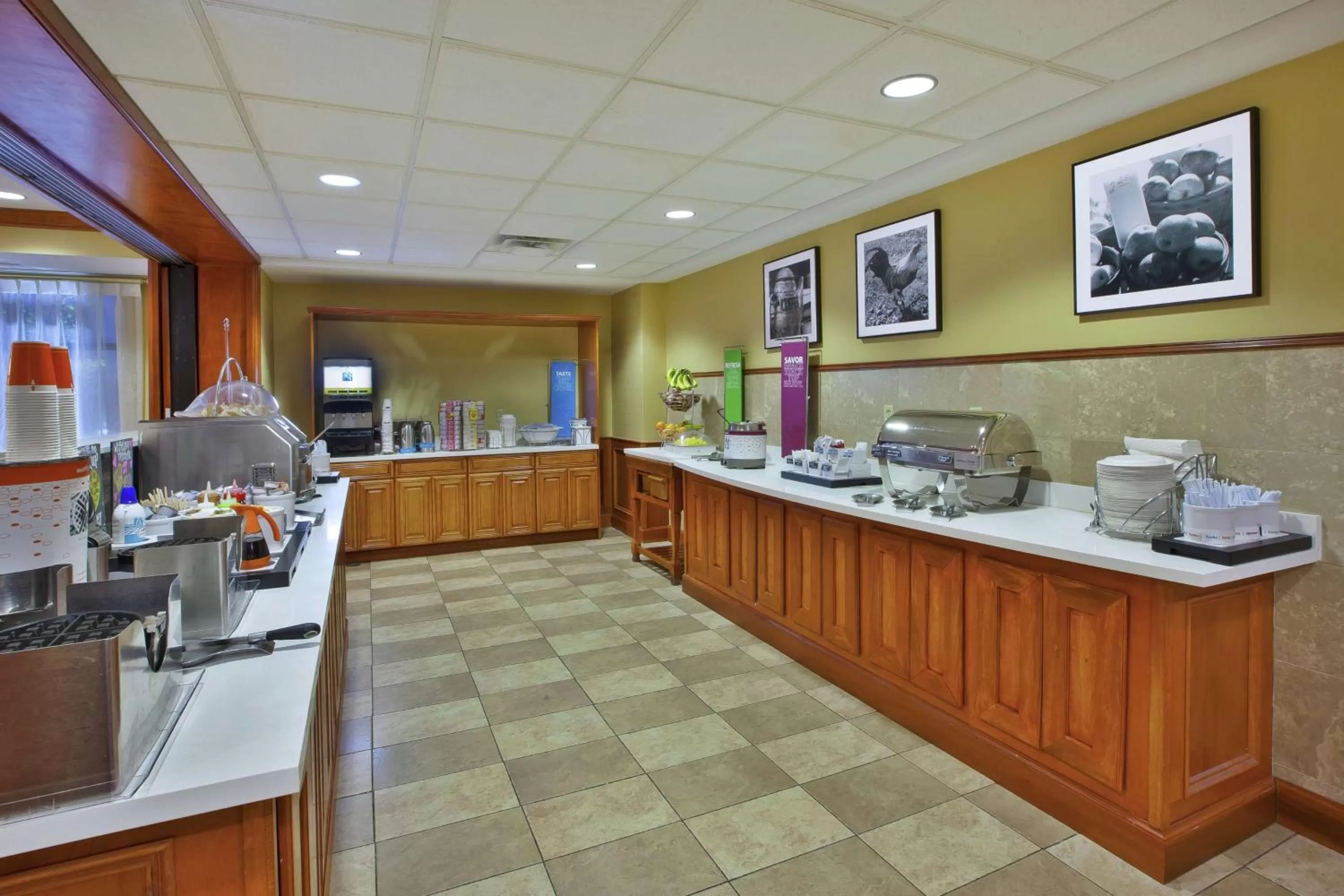 Dining area in Hampton Inn Commerce/Novi