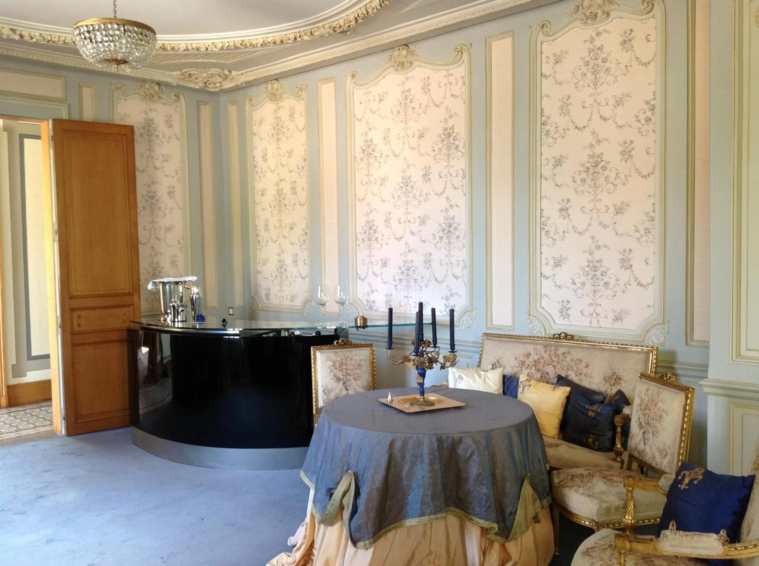 Lounge or bar in MaisonMazerand