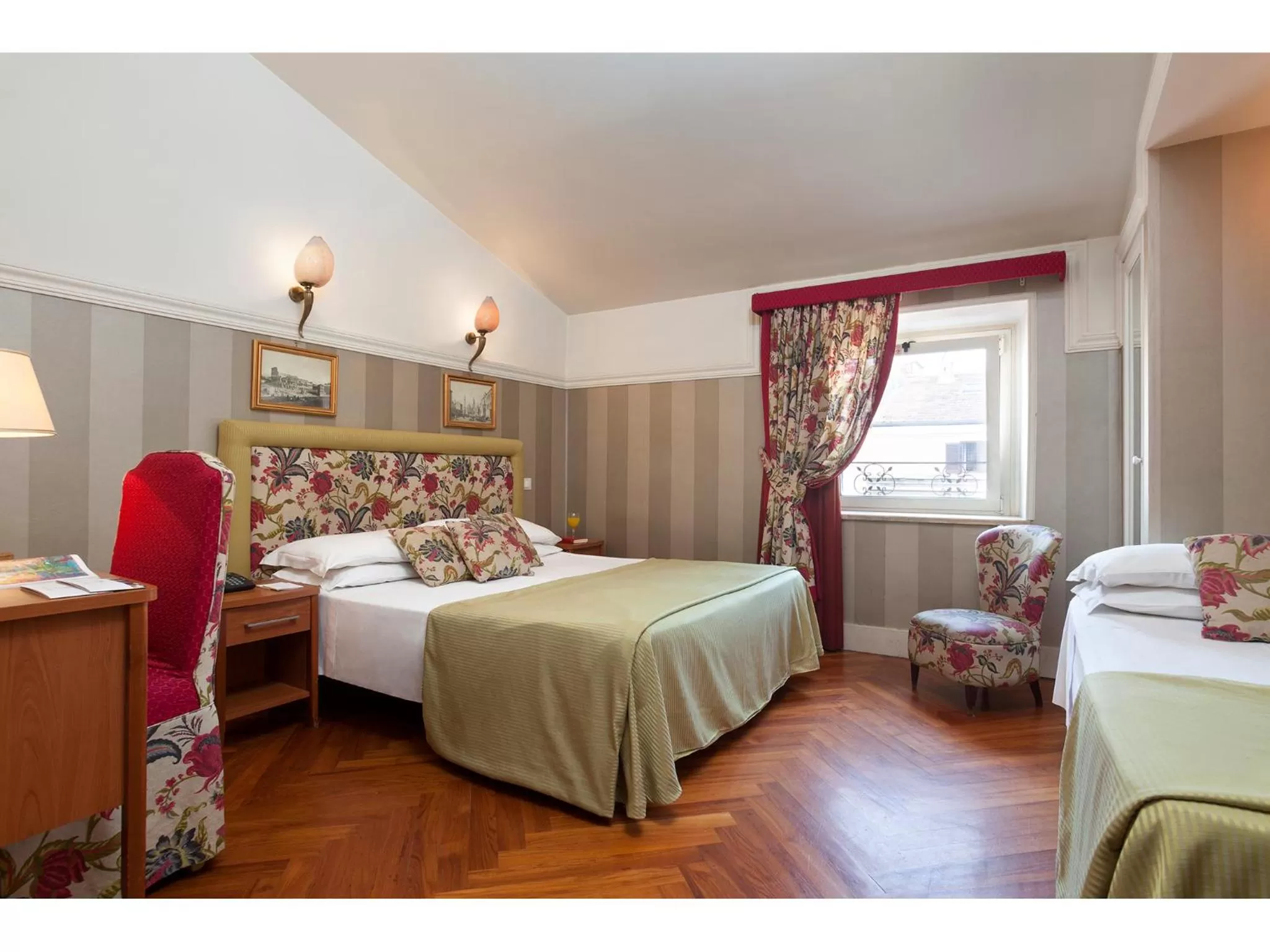 Photo of the whole room, Bed in Hotel Kennedy