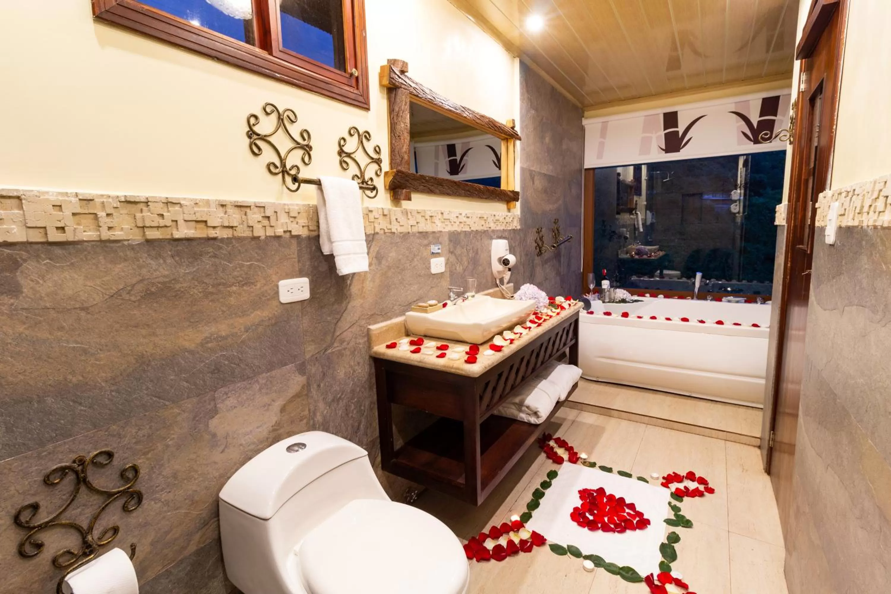 Hot Tub, Bathroom in Aldea Real Eco Friendly