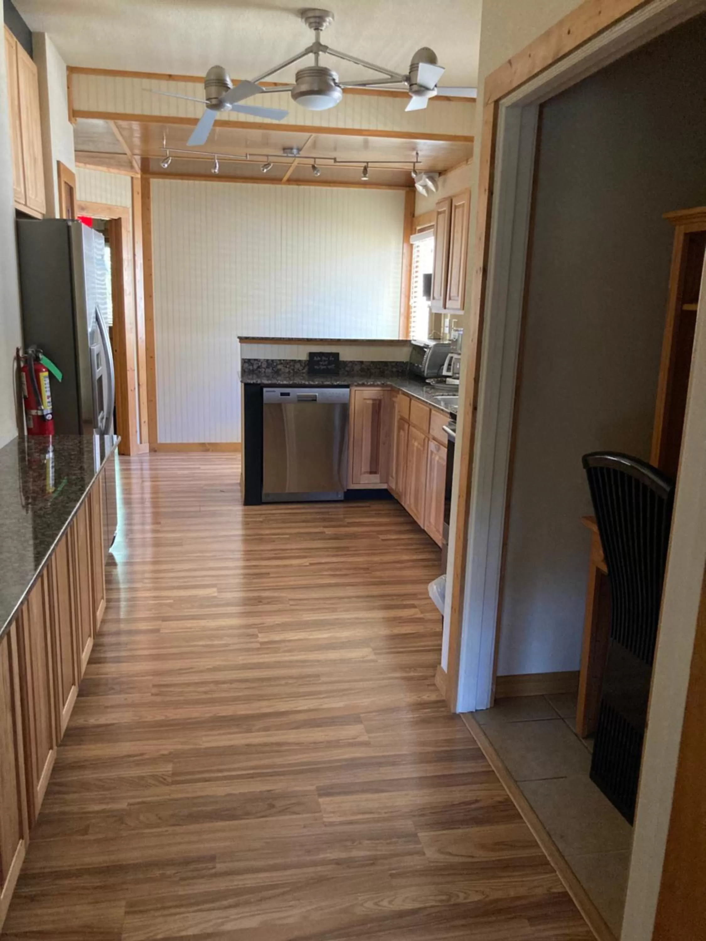 Kitchen or kitchenette in All Seasons Inn