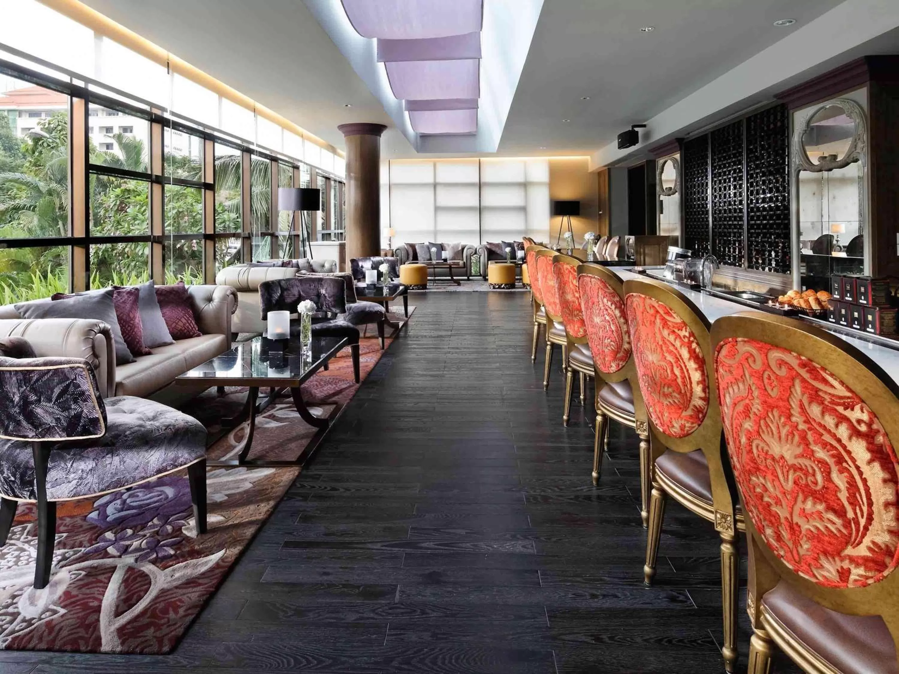 Lounge or bar in Sofitel Saigon Plaza