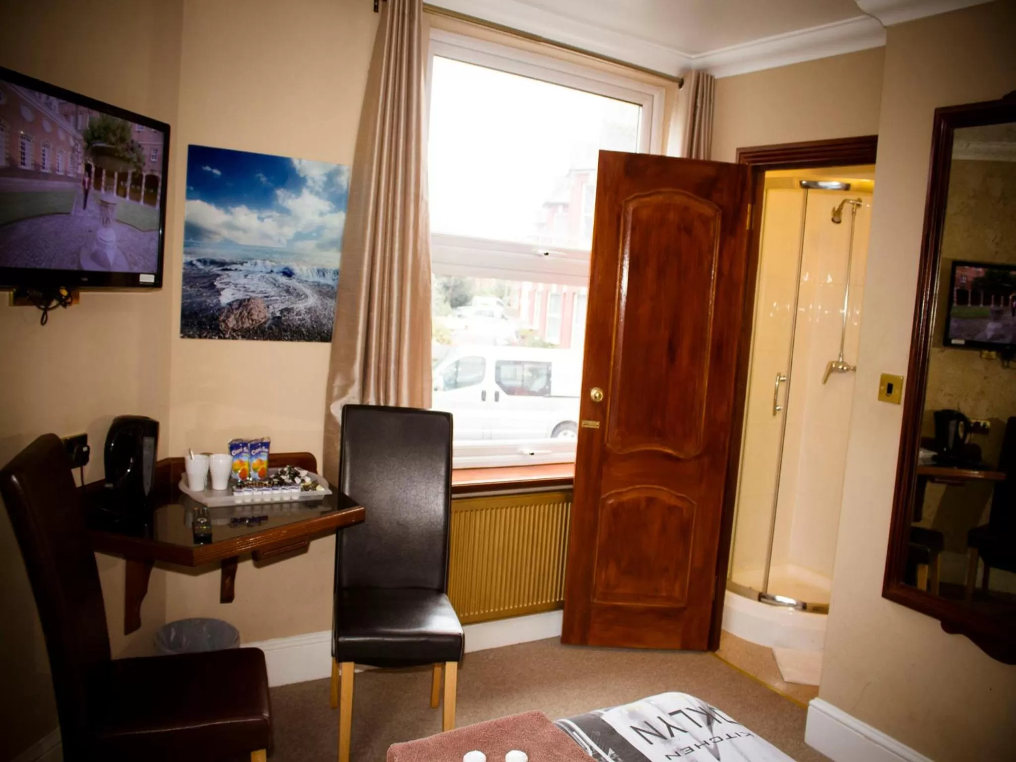 Photo of the whole room in Cricklewood Lodge Hotel