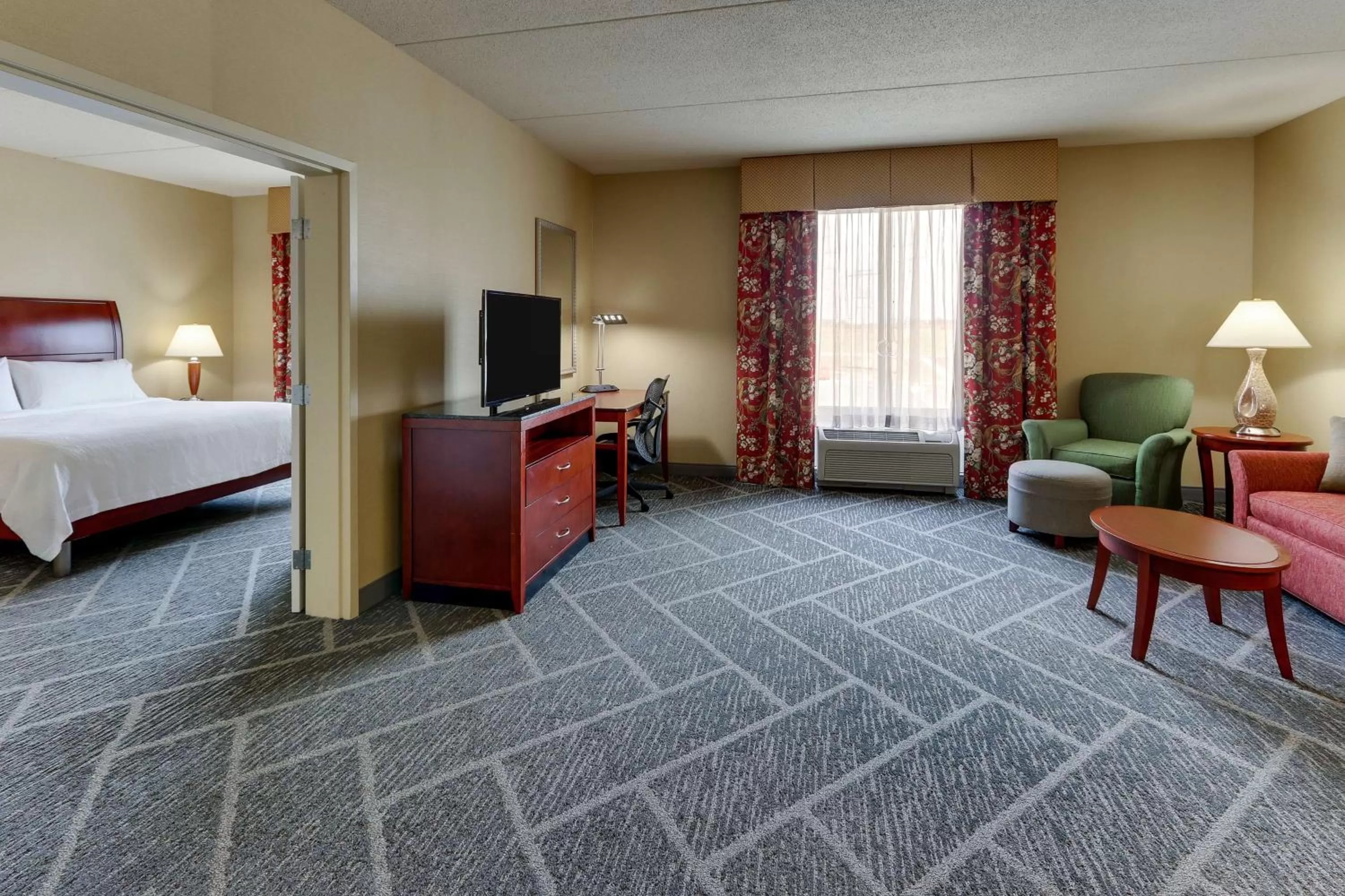 Living room, Bed in Hilton Garden Inn Indianapolis Airport