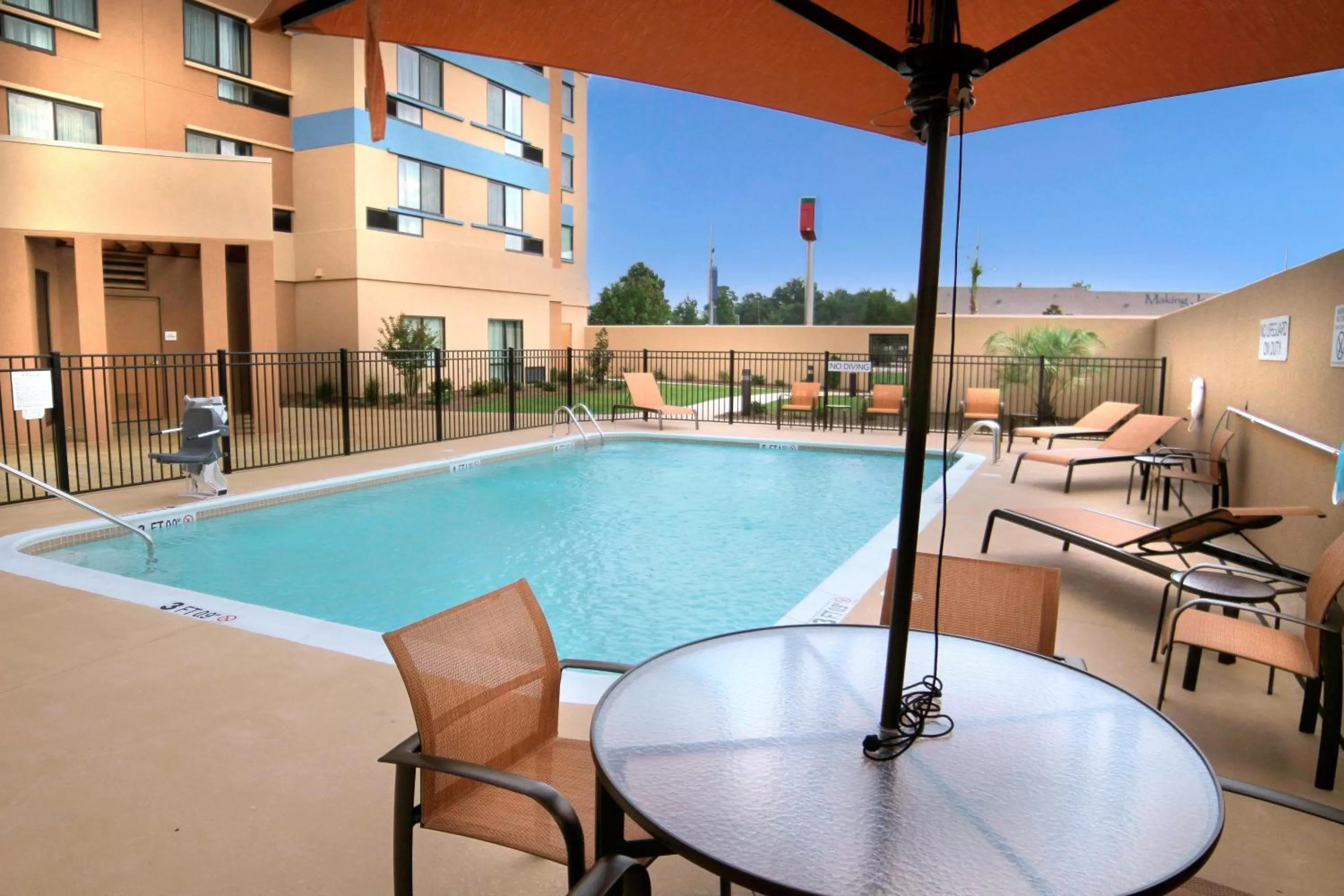 Swimming pool in Courtyard by Marriott Jackson Airport/Pearl