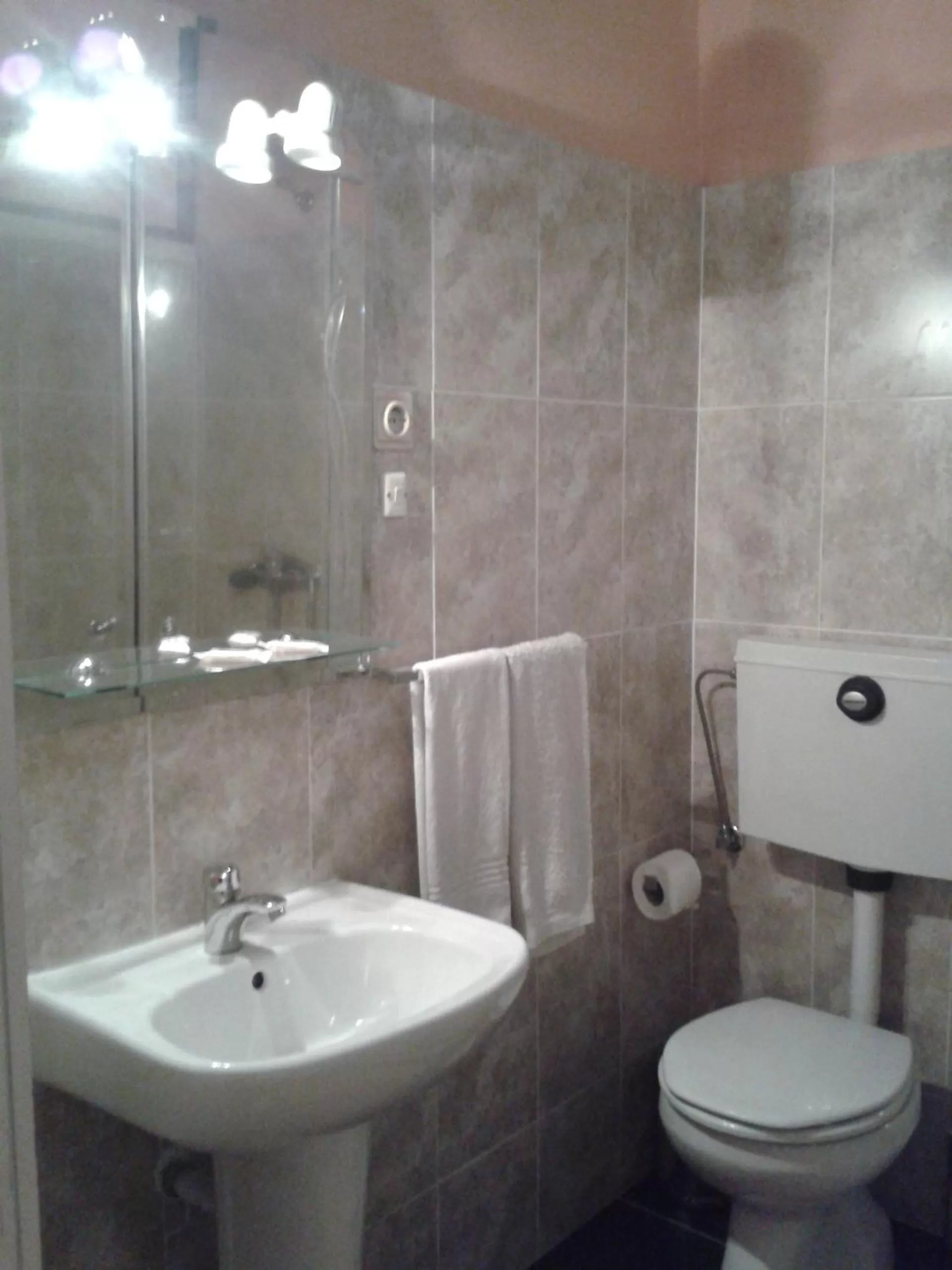 Bathroom in Lira Guest House B&B