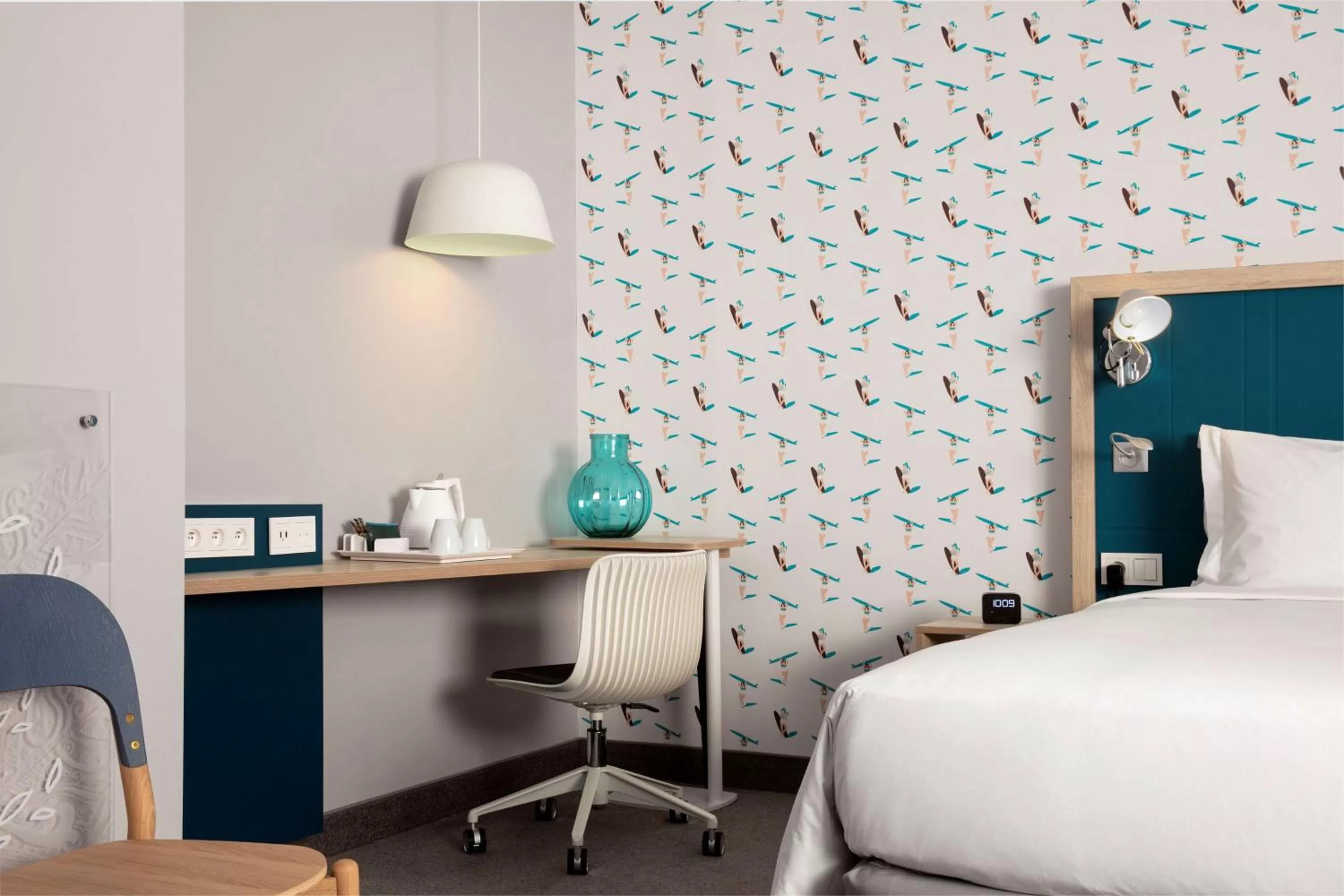 Bed in Hampton By Hilton Paris Clichy