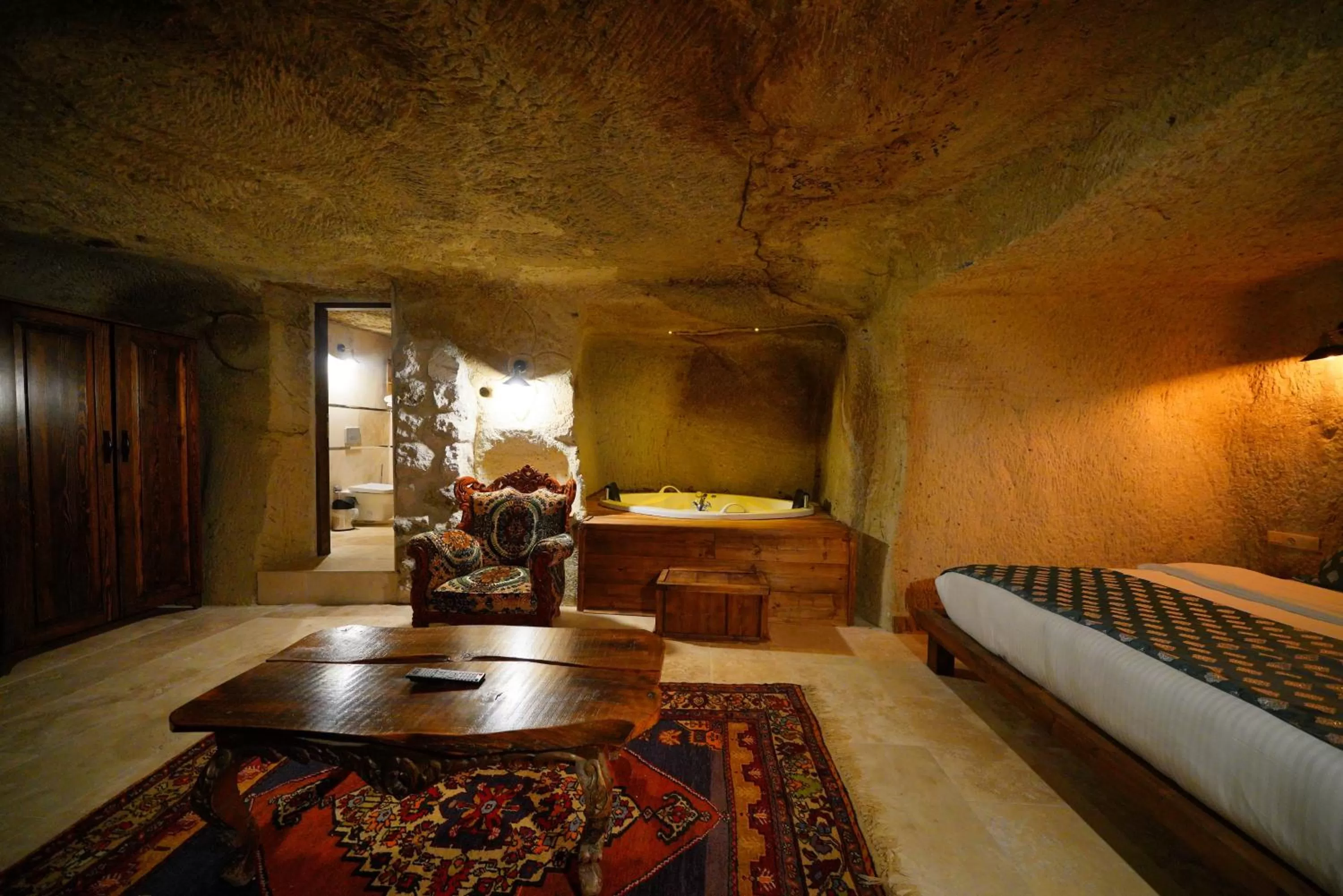 Bath, Bed in Cappadocia Nar Cave House & Swimming Pool