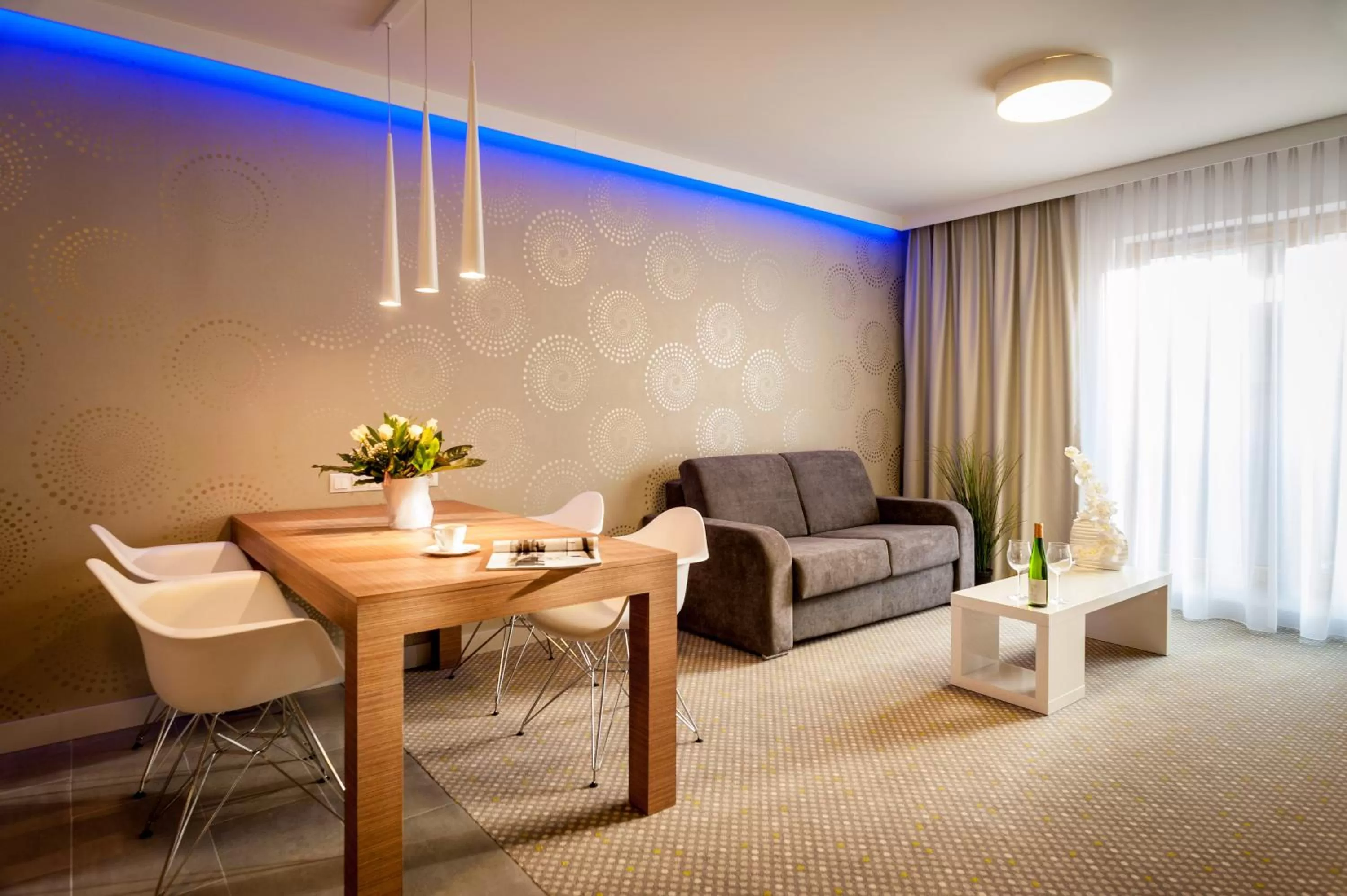 Photo of the whole room in Invite