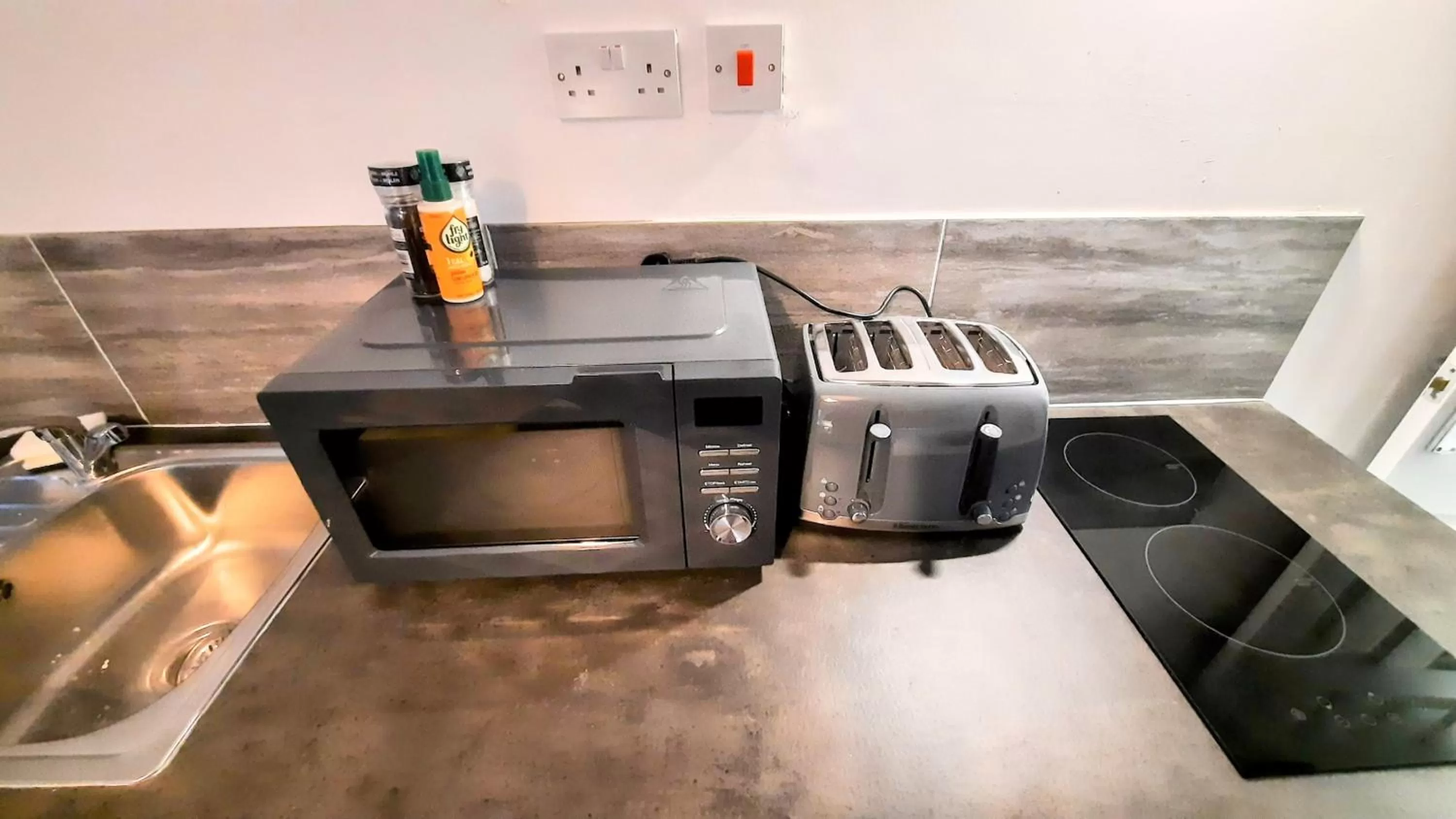 minibar, Kitchen/Kitchenette in Burford Road - Stay. Sleep. Rest.