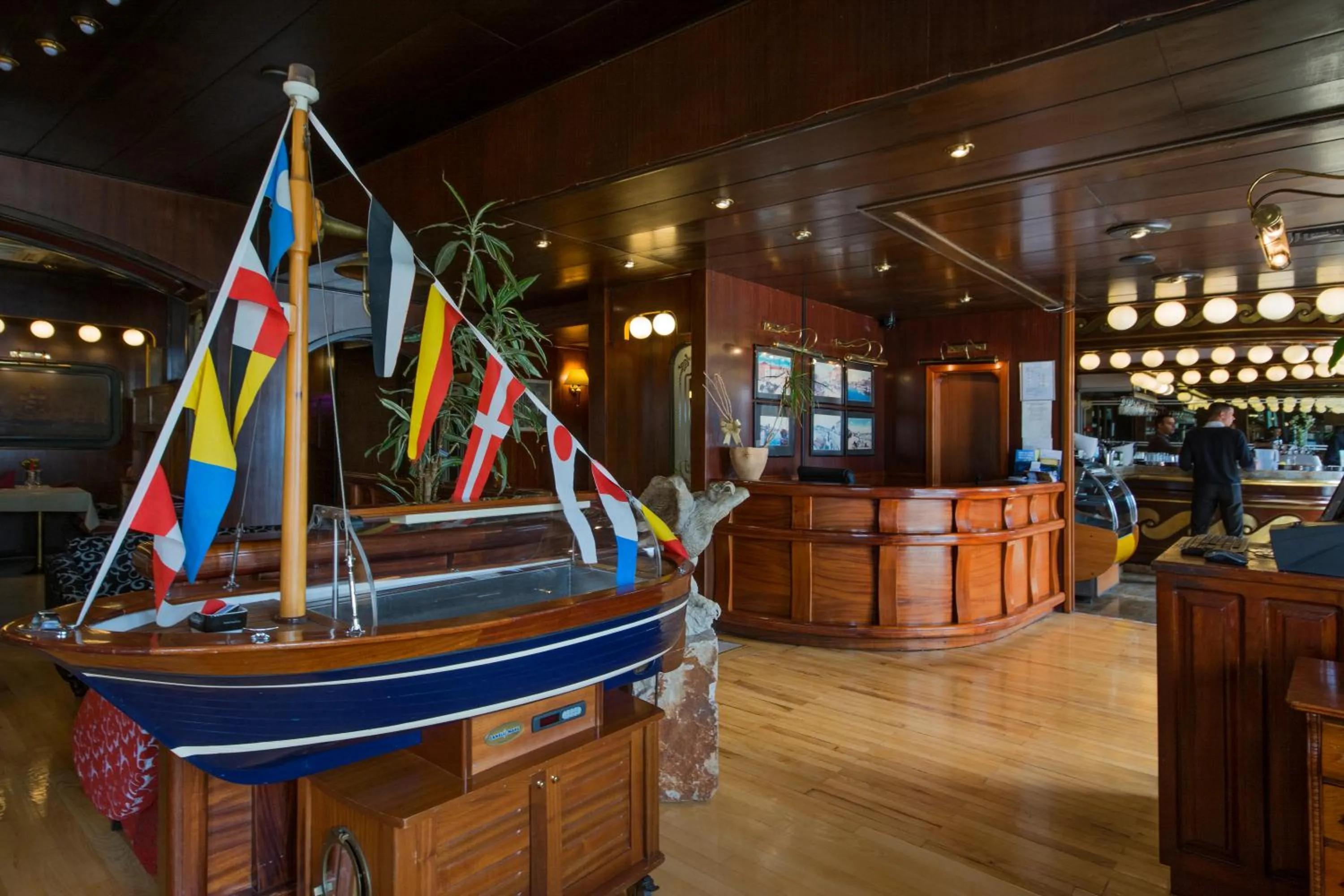 Restaurant/places to eat in Hotel Adriana