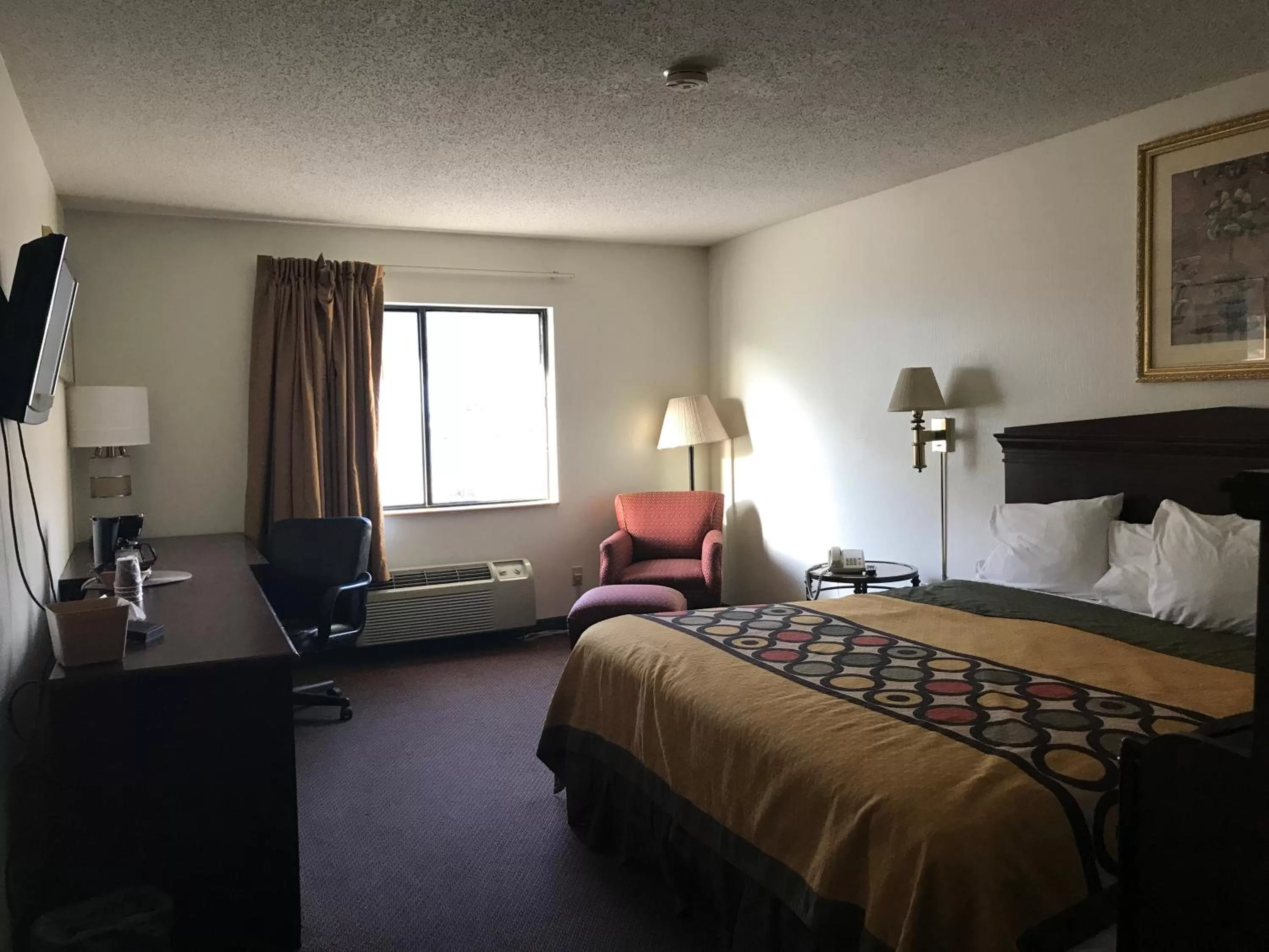 Bed in American Elite Inn