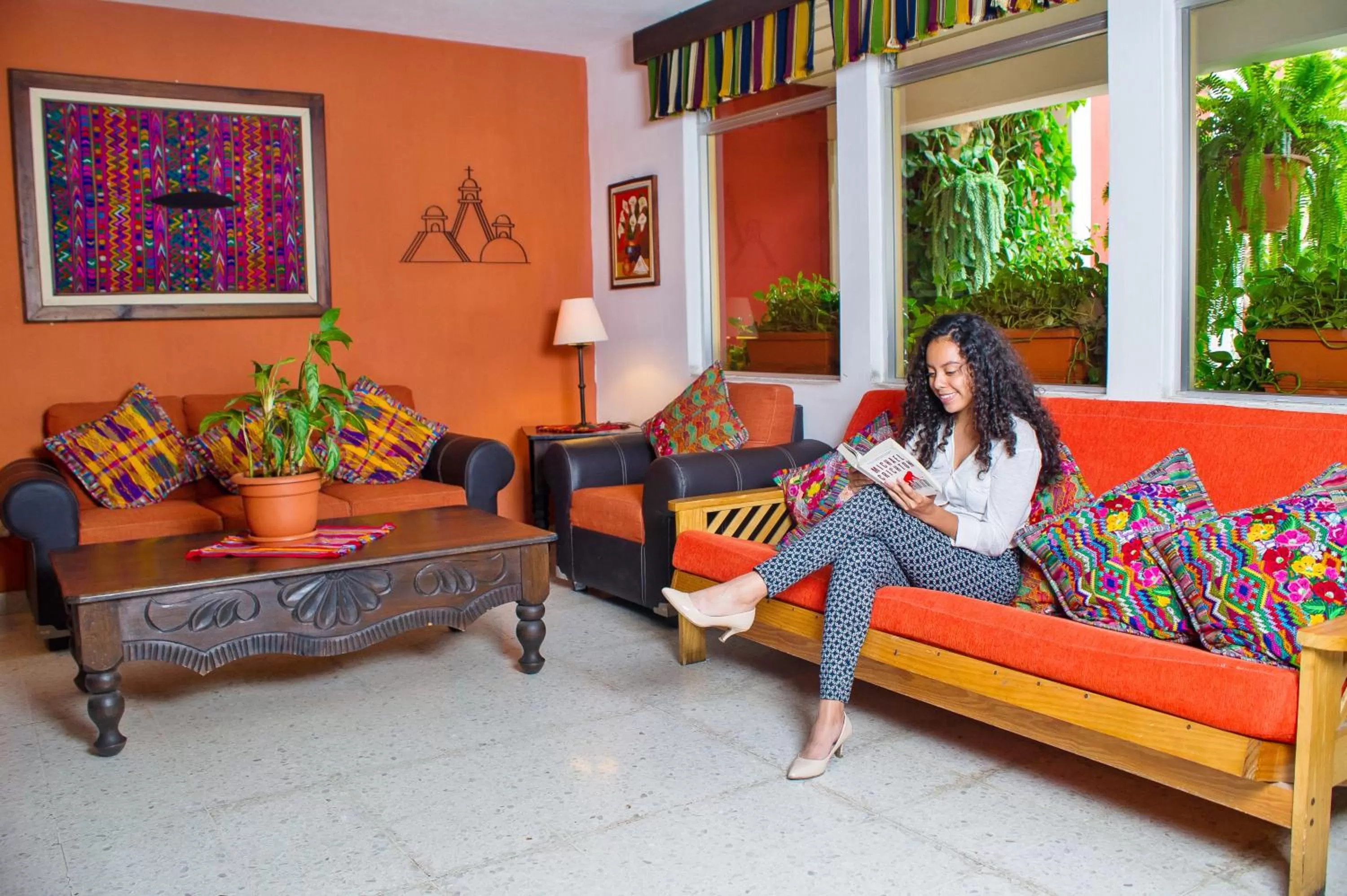 Communal lounge/ TV room in Hotel Casa Rustica by AHS