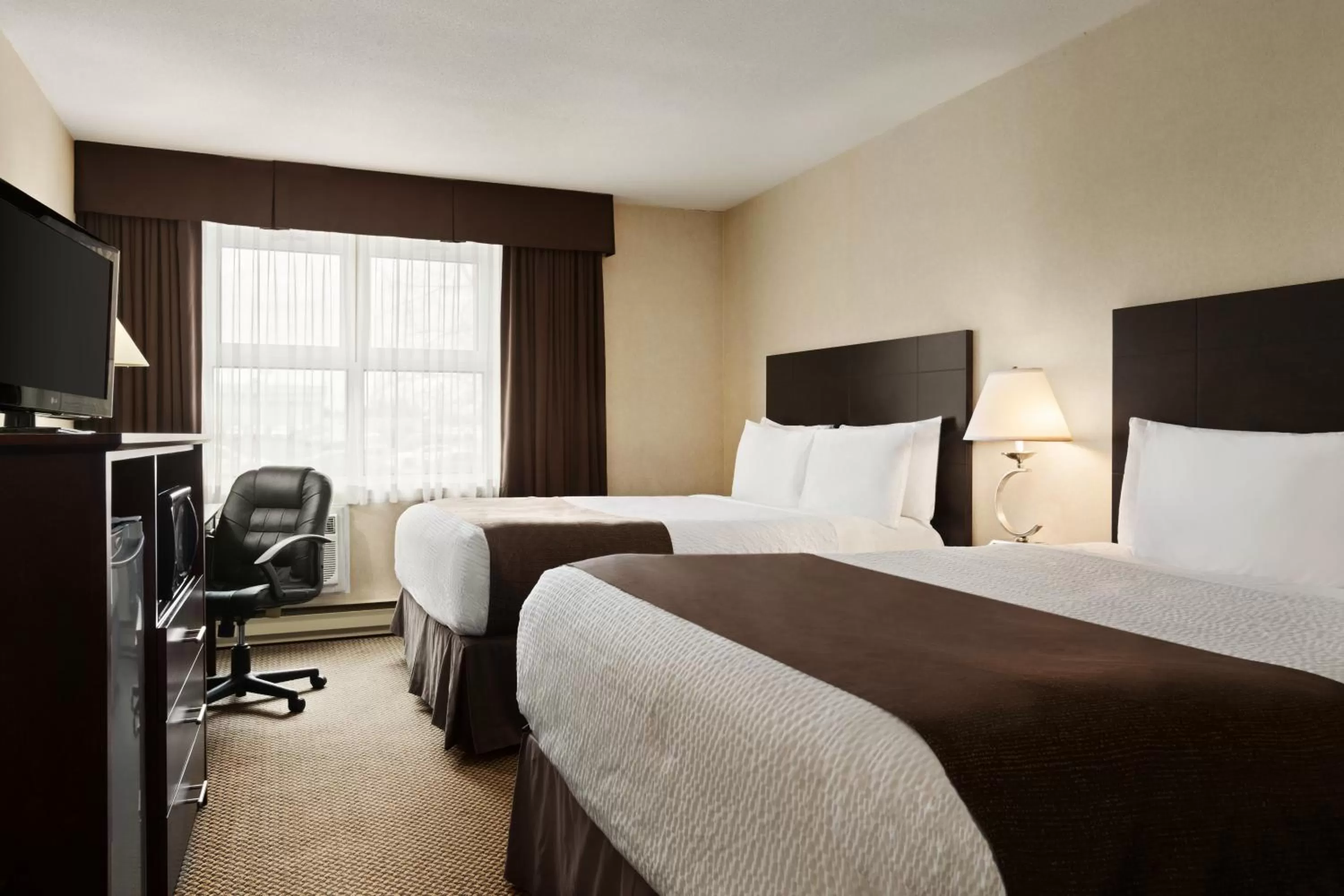 Photo of the whole room, Bed in Days Inn by Wyndham Trois-Rivieres