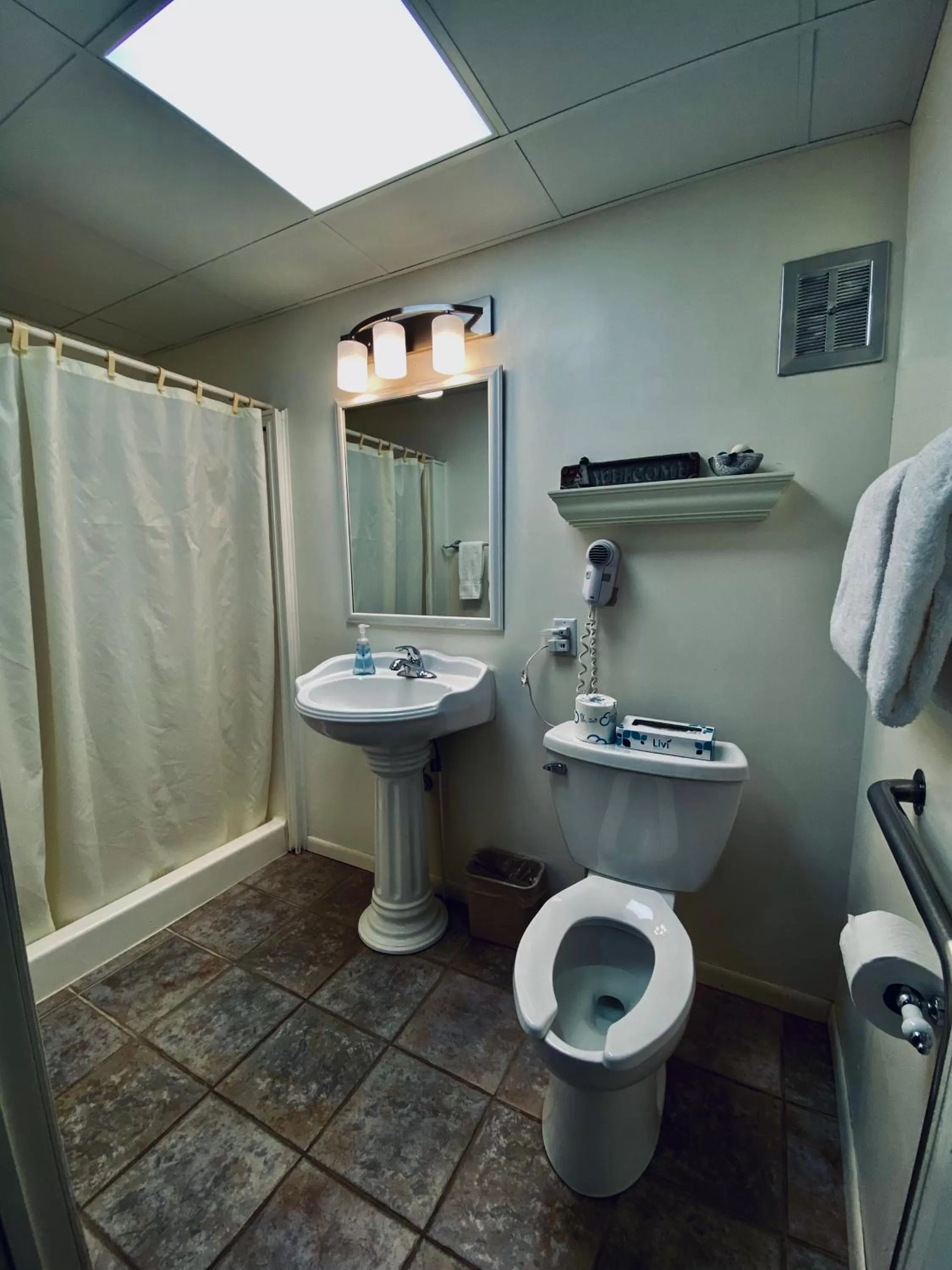 Bathroom in Cliff Dweller on Lake Superior